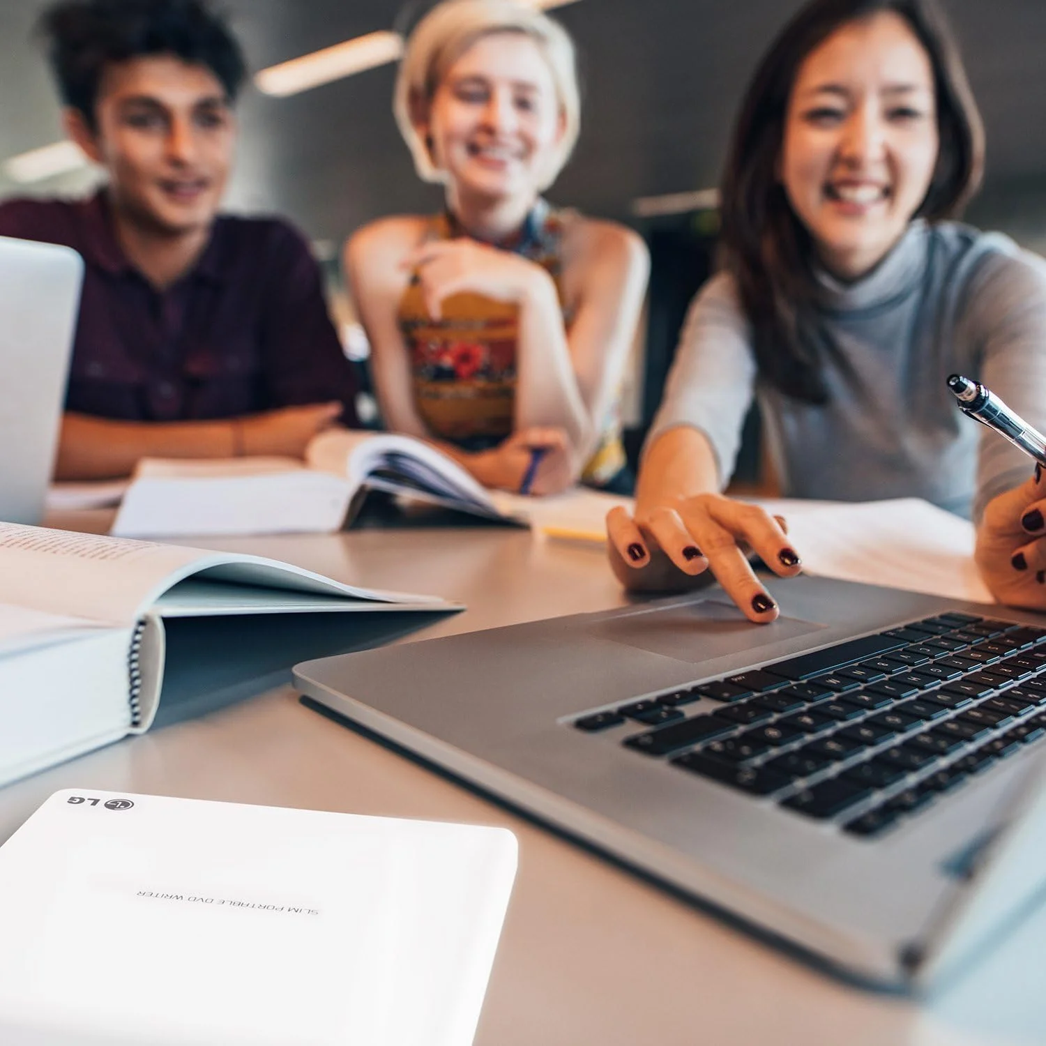 درایو نوری اکسترنال DVD+/-RW فوق باریک و قابل حمل USB 2.0 با سرعت 8X و پشتیبانی از M-DISC مدل GP65NW60 (سفید)