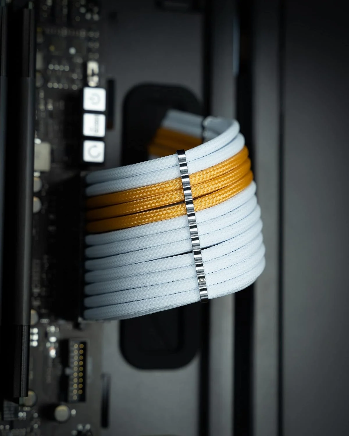 کابل های توسعه دهنده PSU روکش دار - به همراه شانه کابل آلومینیومی - توسعه دهنده منبع تغذیه - 1 عدد 24 پین / 2 عدد 4+4 پین / 3 عدد 6+2 پین - 30 سانتی متر (سفید و طلایی) کابل های توسعه دهنده PSU روکش دار - به همراه شانه کابل آلومینیومی - توسعه دهنده منبع تغذیه - 1 عدد 24 پین / 2 عدد 4+4 پین / 3 عدد 6+2 پین - 30 سانتی متر (سفید و طلایی)