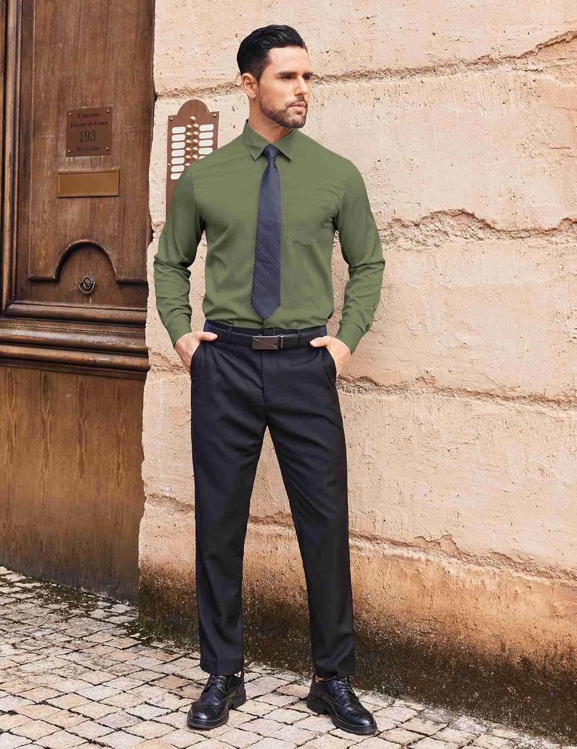 پیراهن مردانه آستین بلند دکمه دار بدون چروک مناسب برای جلسات رسمی و کاری