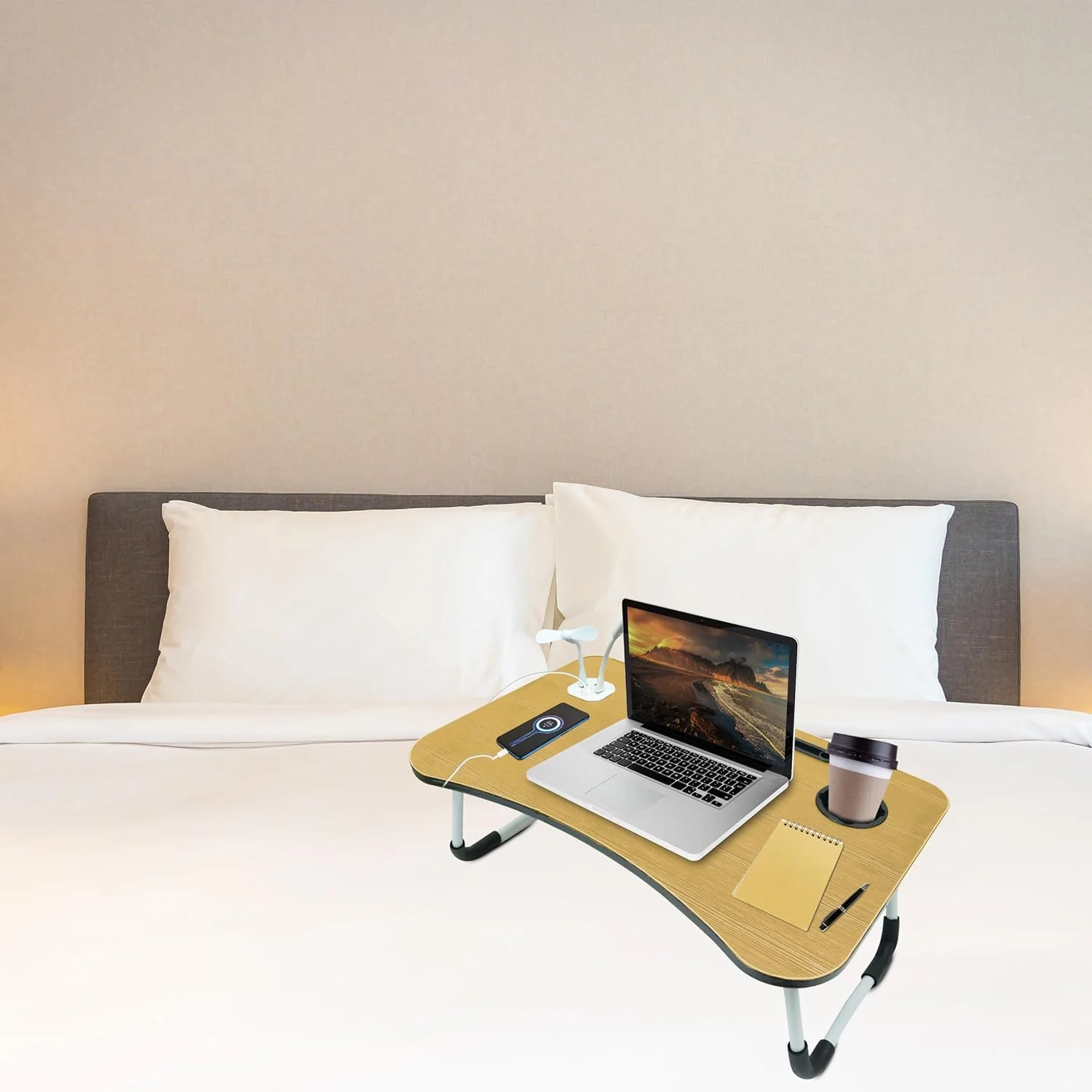 میز لپ تاپ تاشو قابل حمل ZOBER با 4 پورت شارژ USB، جای لیوان، سینی میز تخت خواب برای نوشتن، مطالعه، تخت، مبل، کار، داخل خانه، فضای باز (طبیعی) میز لپ تاپ تاشو قابل حمل ZOBER با 4 پورت شارژ USB، جای لیوان، سینی میز تخت خواب برای نوشتن، مطالعه، تخت، مبل، کار، داخل خانه، فضای باز (طبیعی)