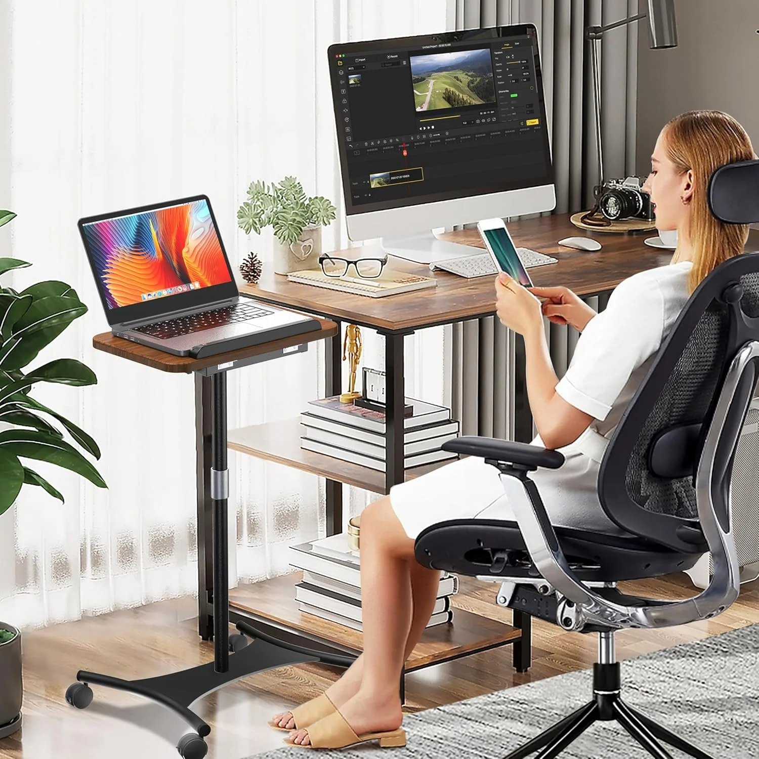 پایه ایستاده لپ تاپ چرخ دار - 2 در 1، قابل استفاده به عنوان پایه رومیزی و ایستاده، ارتفاع قابل تنظیم از 42 تا 130 سانتی متر، ایستایی پایدار برای پروژکتور، آیپد، طرح چوب گردو