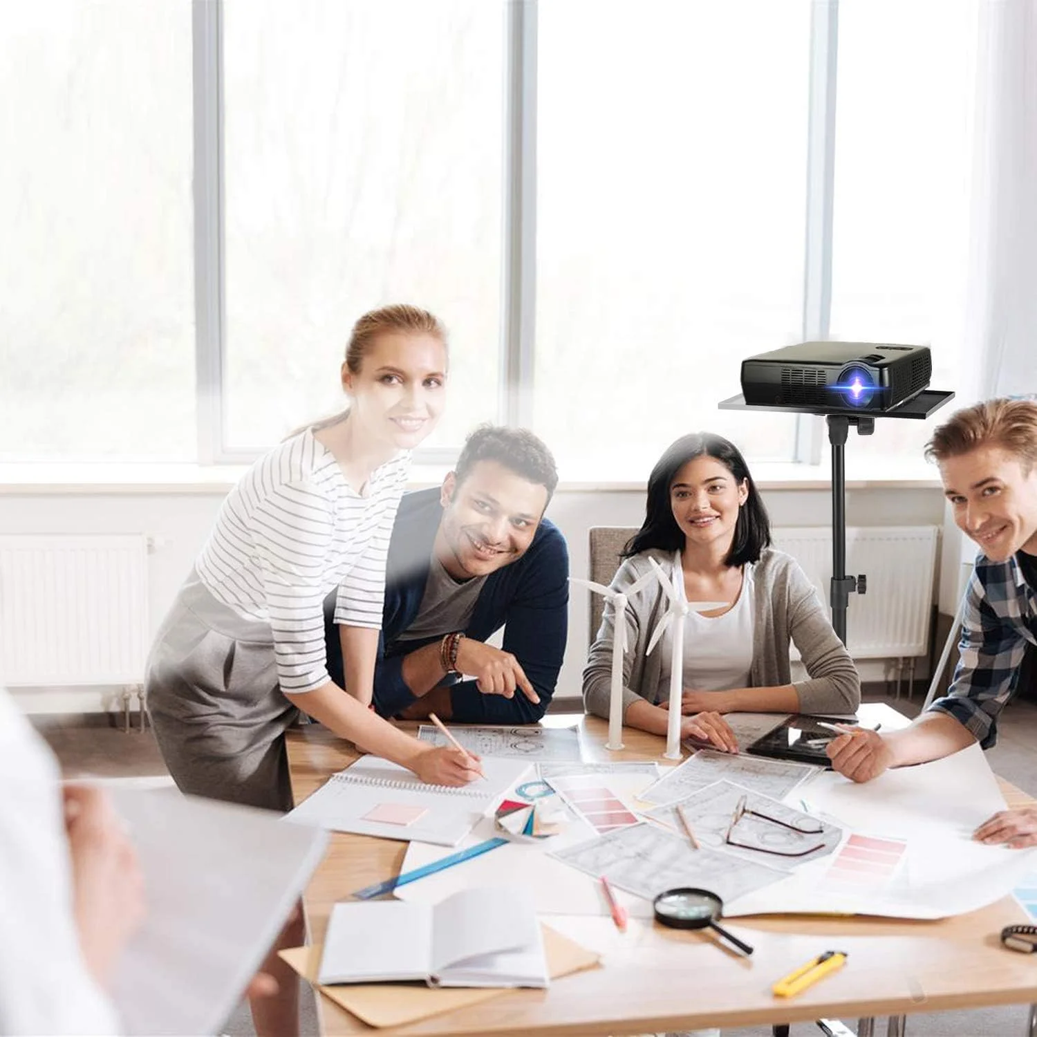 پایه سه پایه پروژکتور، پایه سه پایه لپ تاپ جهانی، پایه تجهیزات دی جی قابل حمل، پایه سه پایه تاشو، پایه میز کامپیوتر فضای باز برای استیج یا استودیو، ارتفاع قابل تنظیم 57 تا 125 سانتی متر