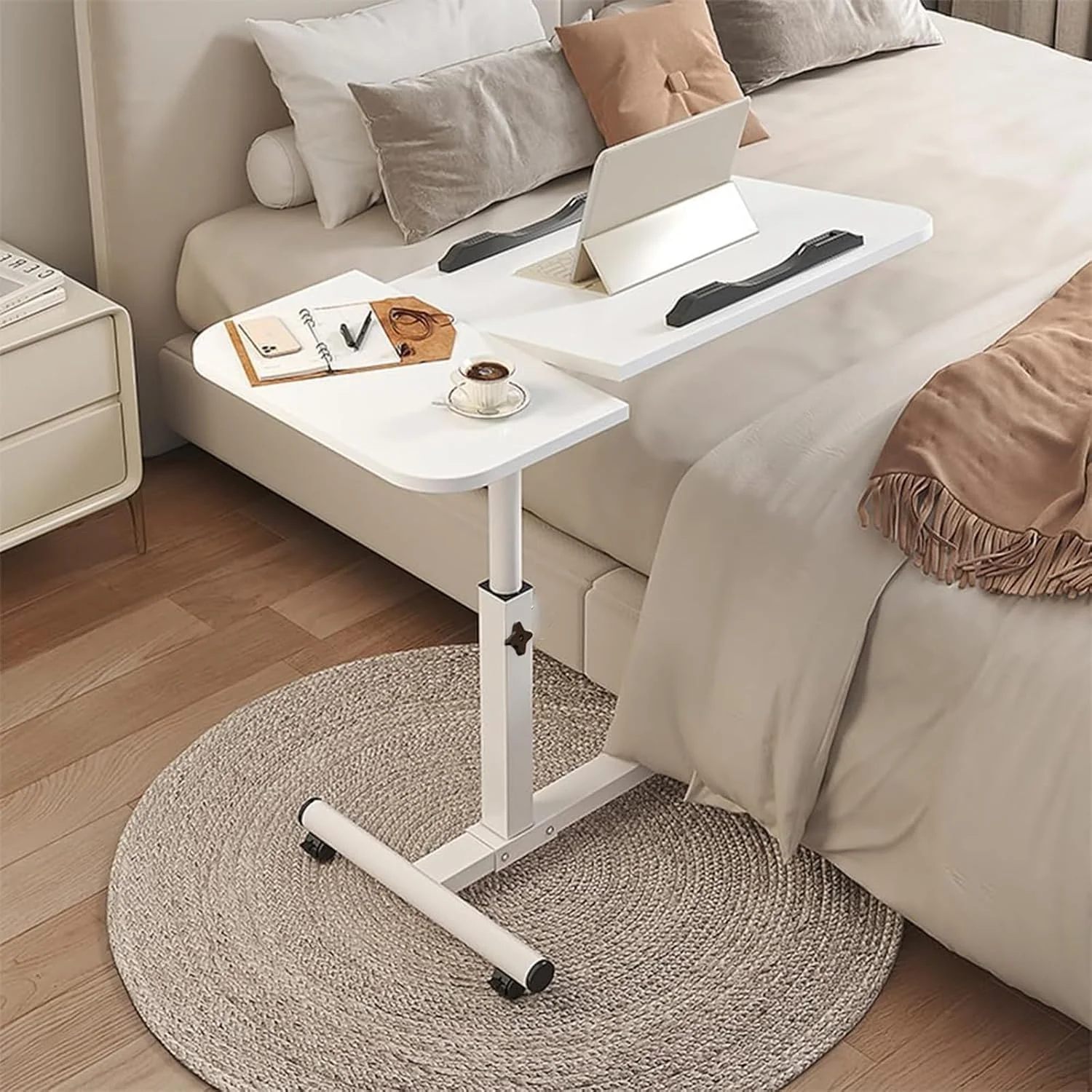 میز لپ‌تاپ چرخشی و بالابر برای منزل (سفید/60x40x59 سانتی‌متر)، میز کنار تختی متحرک با چرخ، میز کنار تخت با ارتفاع قابل تنظیم برای مبل، اتاق خواب، اتاق نشیمن، دفتر، تخت بیمارستان