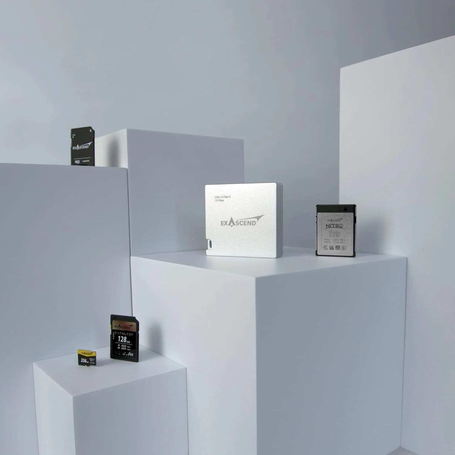 کارت خوان چند منظوره اکساسند 4 در 1 CFexpress/SD/SD Express/microSD، 10 گیگابیت بر ثانیه، USB-C، دارای MagSafe برای اتصال به تلفن و کامپیوتر کارت خوان چند منظوره اکساسند 4 در 1 CFexpress/SD/SD Express/microSD، 10 گیگابیت بر ثانیه، USB-C، دارای MagSafe برای اتصال به تلفن و کامپیوتر