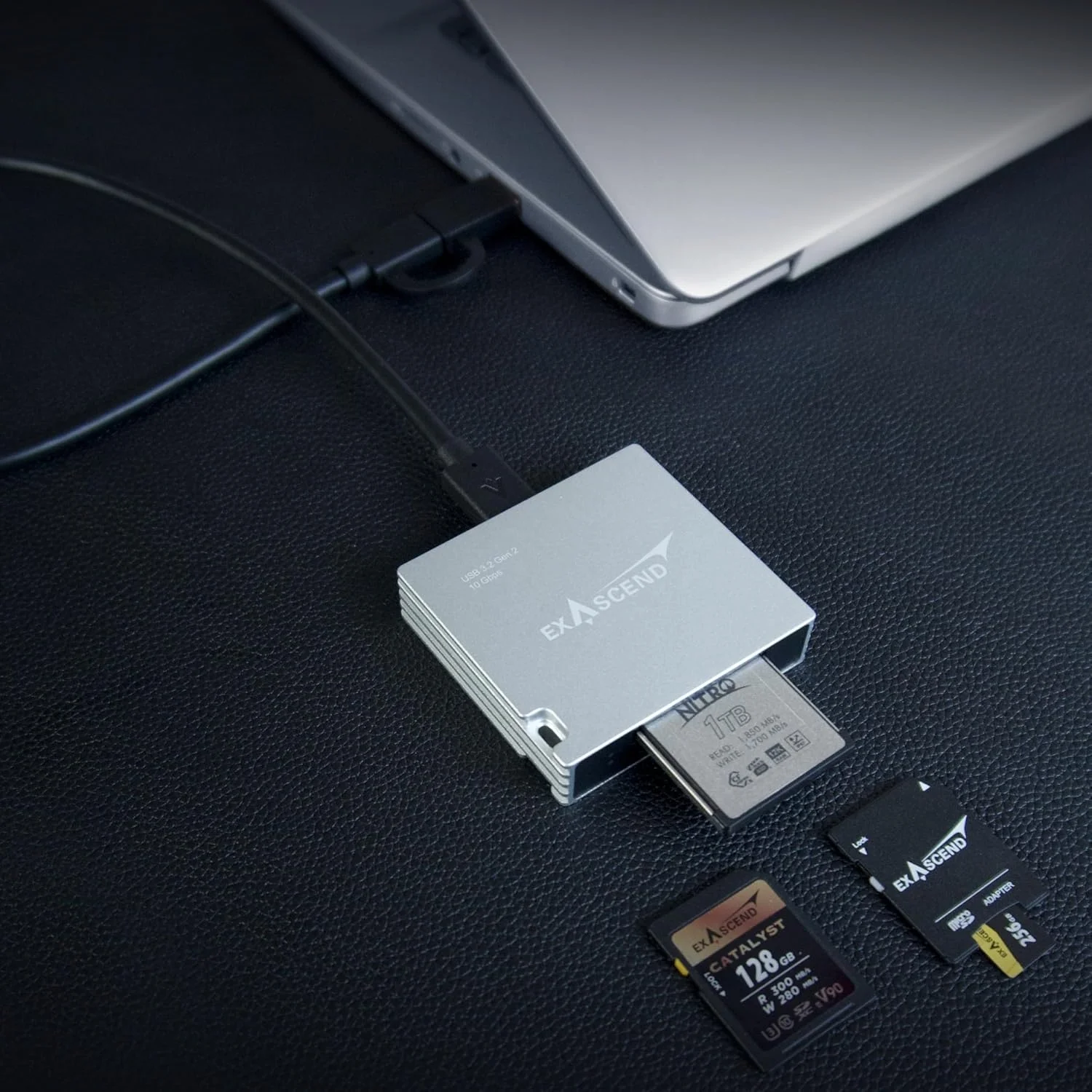 کارت خوان چند منظوره اکساسند 4 در 1 CFexpress/SD/SD Express/microSD، 10 گیگابیت بر ثانیه، USB-C، دارای MagSafe برای اتصال به تلفن و کامپیوتر کارت خوان چند منظوره اکساسند 4 در 1 CFexpress/SD/SD Express/microSD، 10 گیگابیت بر ثانیه، USB-C، دارای MagSafe برای اتصال به تلفن و کامپیوتر