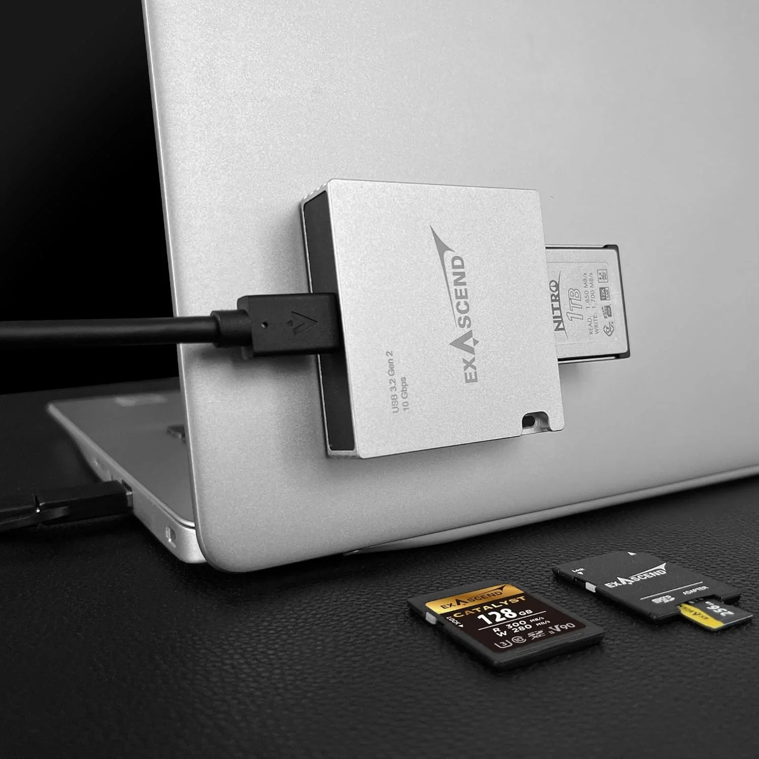 کارت خوان چند منظوره اکساسند 4 در 1 CFexpress/SD/SD Express/microSD، 10 گیگابیت بر ثانیه، USB-C، دارای MagSafe برای اتصال به تلفن و کامپیوتر کارت خوان چند منظوره اکساسند 4 در 1 CFexpress/SD/SD Express/microSD، 10 گیگابیت بر ثانیه، USB-C، دارای MagSafe برای اتصال به تلفن و کامپیوتر