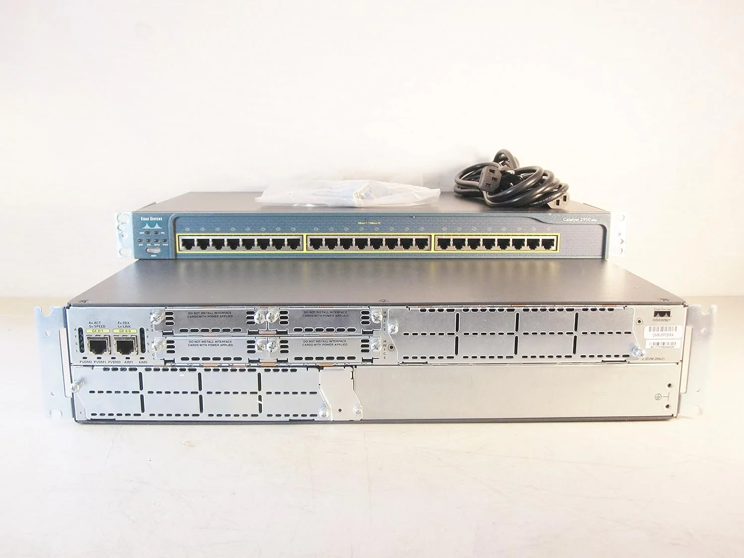 مجموعه آزمایشگاهی CCNA CCNP CCIE شامل روتر ISR سیسکو 2821 دو پورت 10/100 مدل CISCO2821 و سوئیچ WS-C2950-24