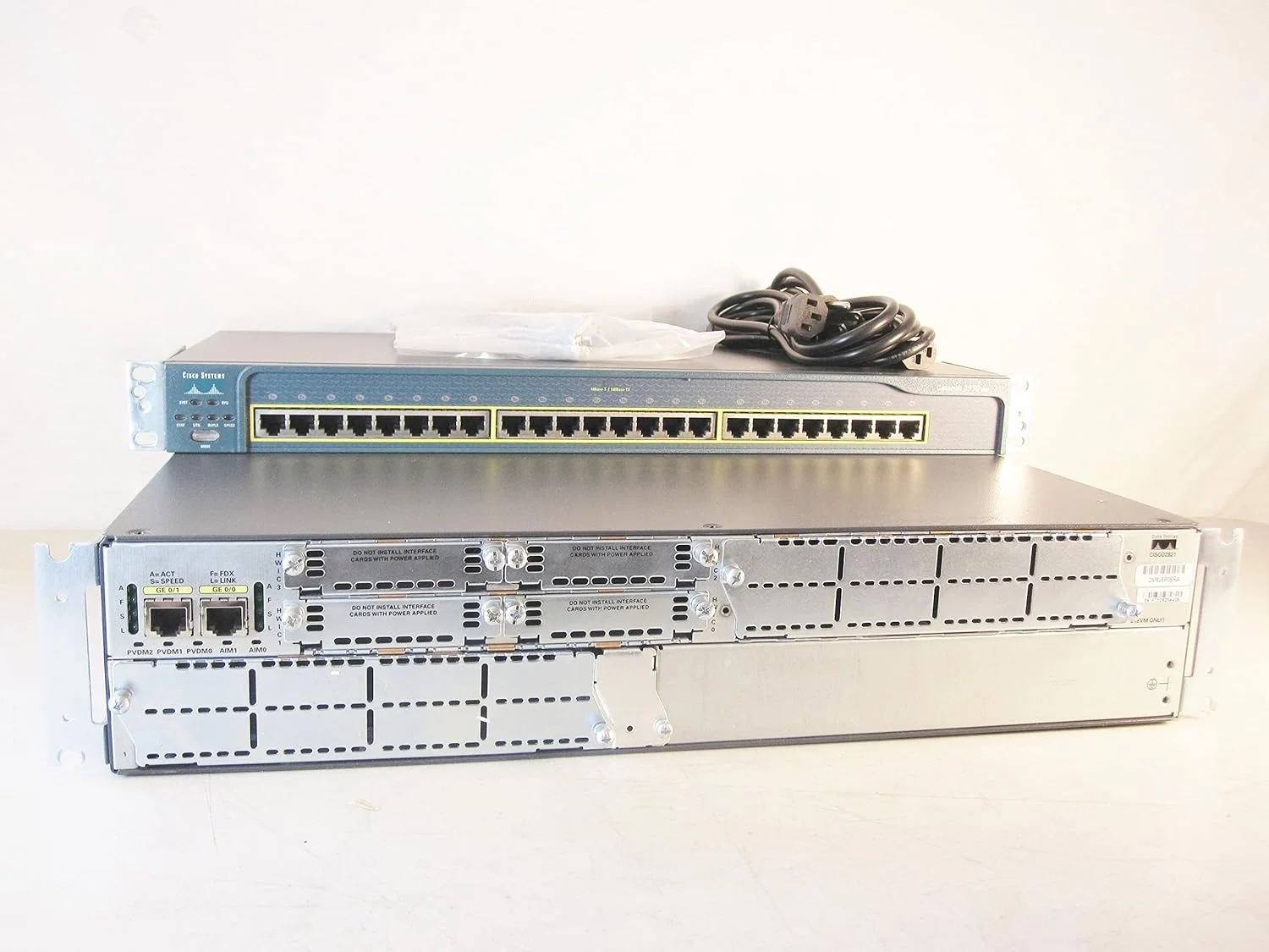 مجموعه آزمایشگاهی CCNA CCNP CCIE شامل روتر ISR سیسکو 2821 دو پورت 10/100 مدل CISCO2821 و سوئیچ WS-C2950-24