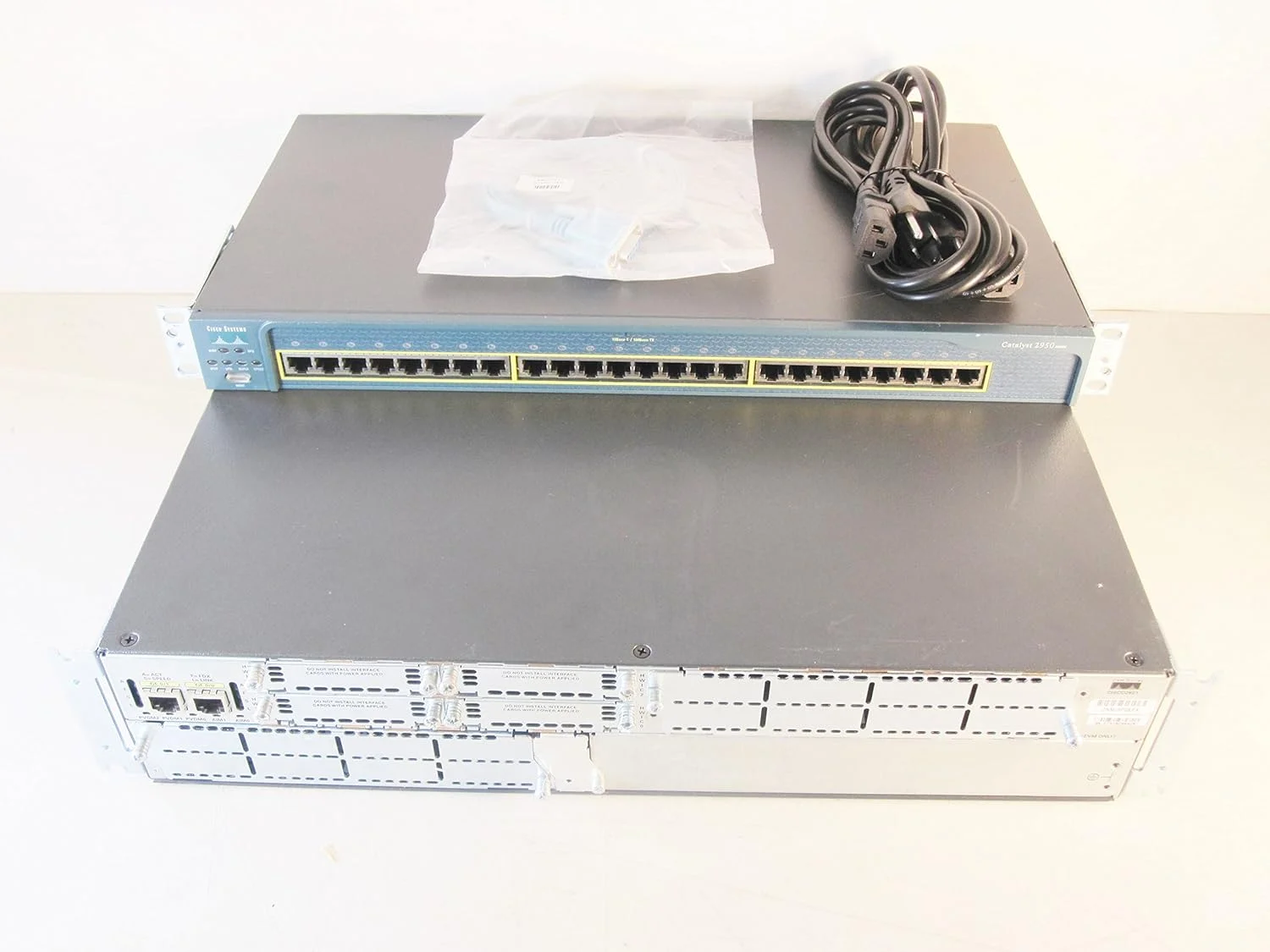 مجموعه آزمایشگاهی CCNA CCNP CCIE شامل روتر ISR سیسکو 2821 دو پورت 10/100 مدل CISCO2821 و سوئیچ WS-C2950-24