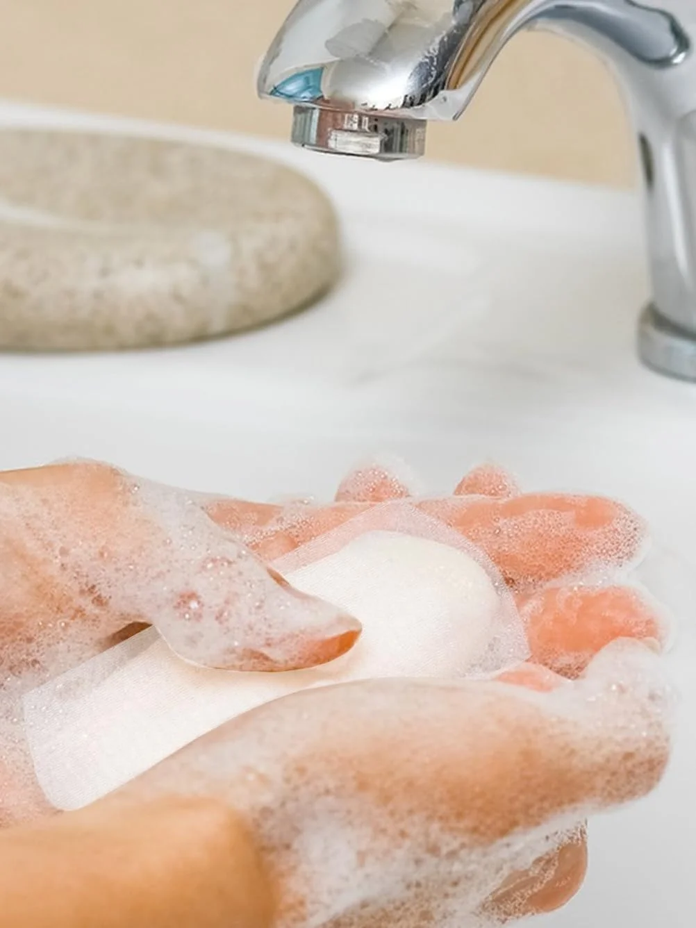 30 عدد تور فوم ساز صابون شستشوی صورت سفید، کیسه توری محافظ صابون، لایه برداری دوگانه توری فوم حباب دار برای مراقبت از پوست و شستشوی صورت و بدن، 11x9x0.16 سانتی متر