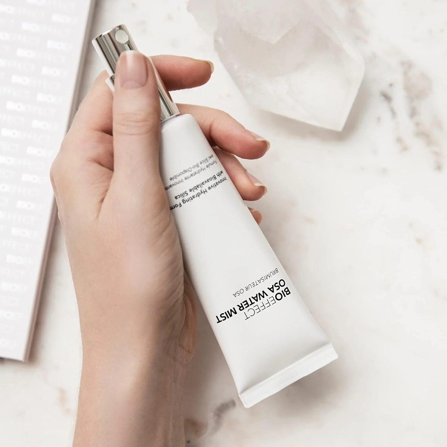 اسپری آبرسان صورت BIOEFFECT OSA Water Mist با اسید هیالورونیک و آب فیلتر شده از گدازه های آتشفشانی ایسلند، مرطوب کننده خنک کننده، تسکین دهنده و متعادل کننده طبیعی پوست گیاهی