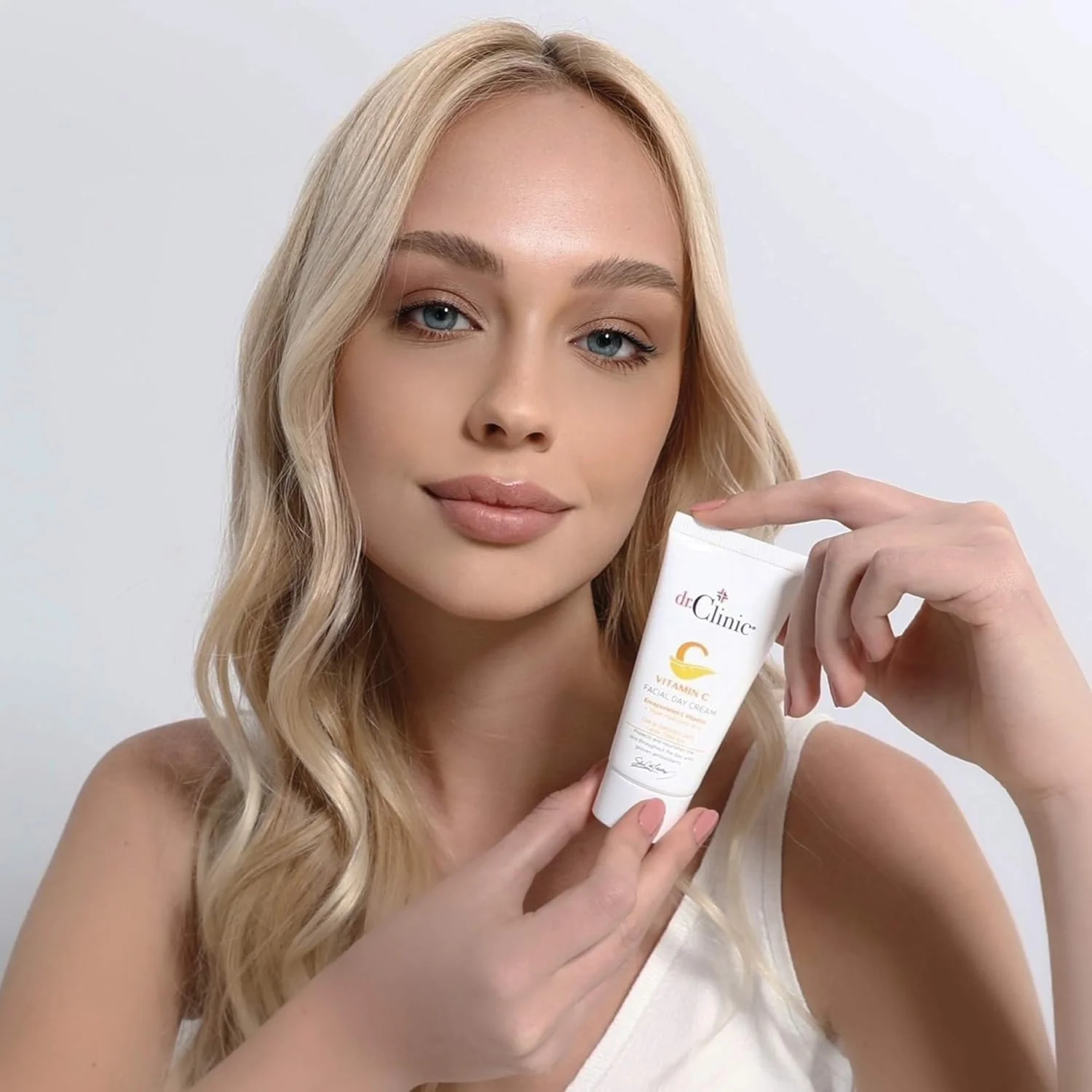 کرم روز صورت ویتامین C دکتر کلینیک | مرطوب کننده برای پوست های خشک | کرم ضد پیری پوست برای لکه های تیره و چین و چروک | درمان لک های آکنه مناسب برای انواع پوست | حاوی اسید هیالورونیک و روغن آرگان، 50 میلی لیتر