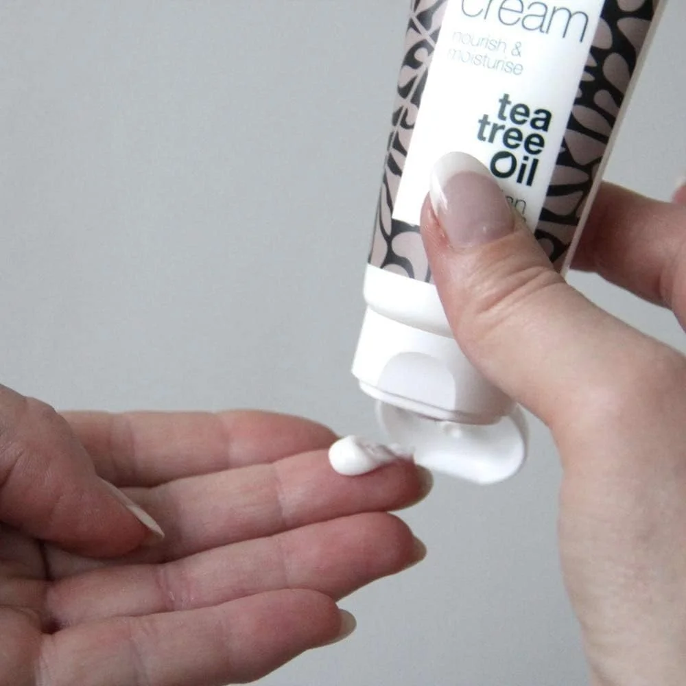 کرم صورت 50 میلی لیتری Australian Bodycare - مرطوب کننده، درمان لک، مناسب پوست های چرب و مستعد جوش. کرم مرطوب کننده صورت حاوی روغن درخت چای. کرم ضد لک و مرطوب کننده ضد جوش. 100% روغن درخت چای طبیعی.