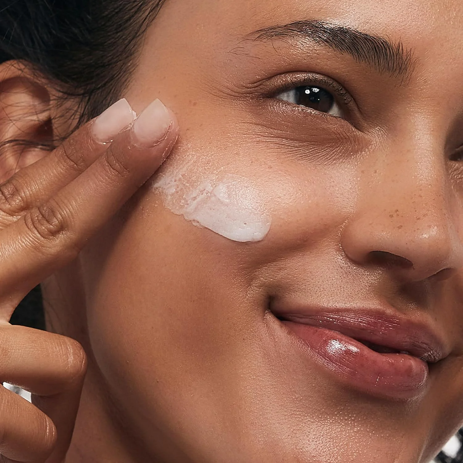 احیا کننده آنزیمی صورت Vasanti Brighten Up - اسکراب قدرتمند که به آرامی پوست را روشن، لایه برداری و تمیز می کند و نتایج فوری برای داشتن پوستی نرم، صاف و درخشان به ارمغان می آورد - غنی شده با پاپایا، حرفه ای...