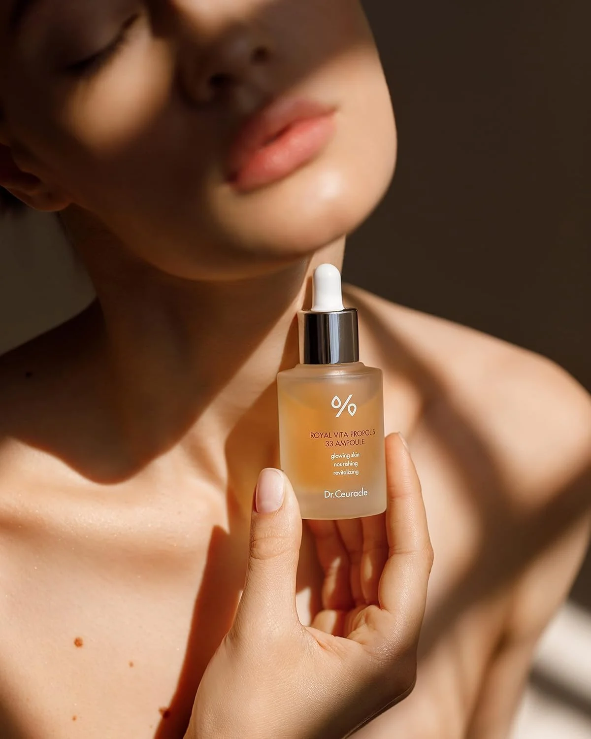 دکتر سئورکل اسانس مغذی عسل؟ آمپول رویال ویتا پروپولیس 33؟ مراقبت از پوست کره ای حاوی عصاره ژل رویال، پانتنول؟ سرم ویتامین موثر برای تقویت پوست، مرطوب کننده و تسکین دهنده؟