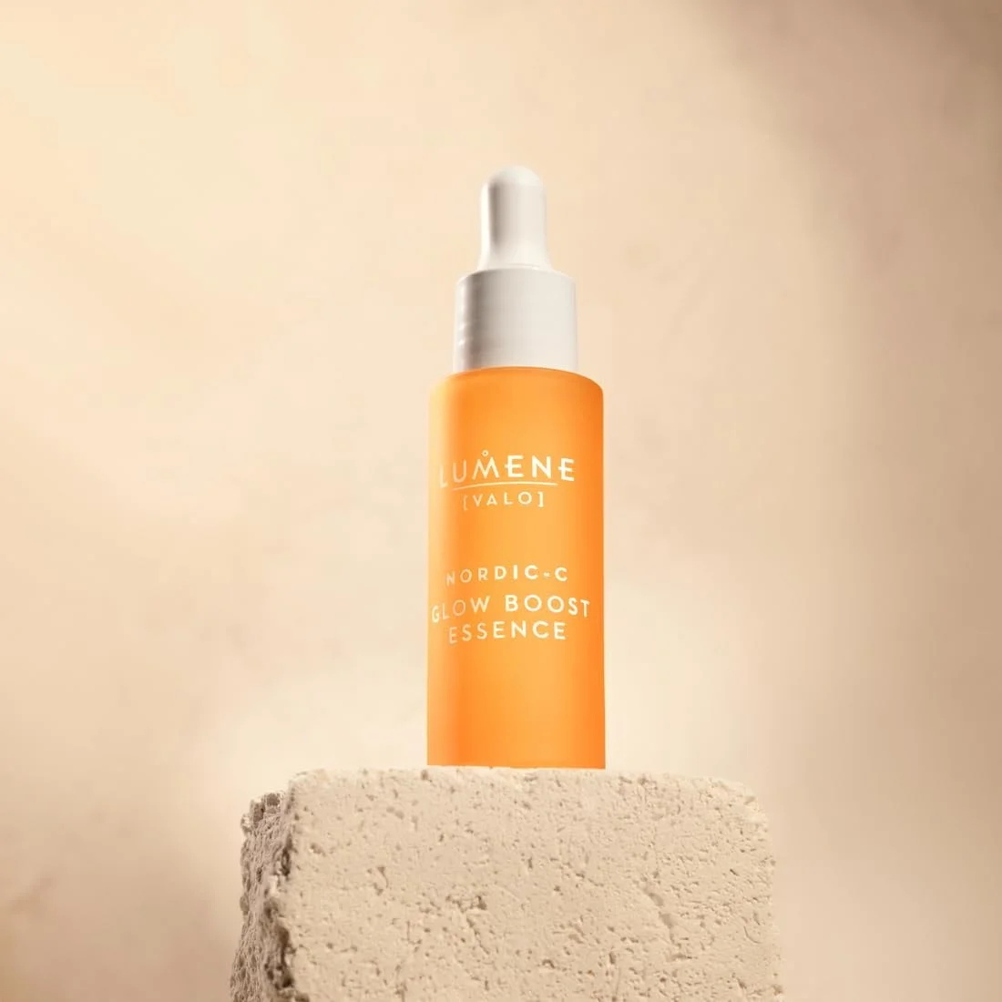 سرم اسانس تقویت کننده درخشش لومنه نوردیک-سی [والو] برای صورت، سرم ویتامین سی درخشان کننده با اسید هیالورونیک و آنتی اکسیدان ها، افزایش آبرسانی پوست، 30 میلی لیتر