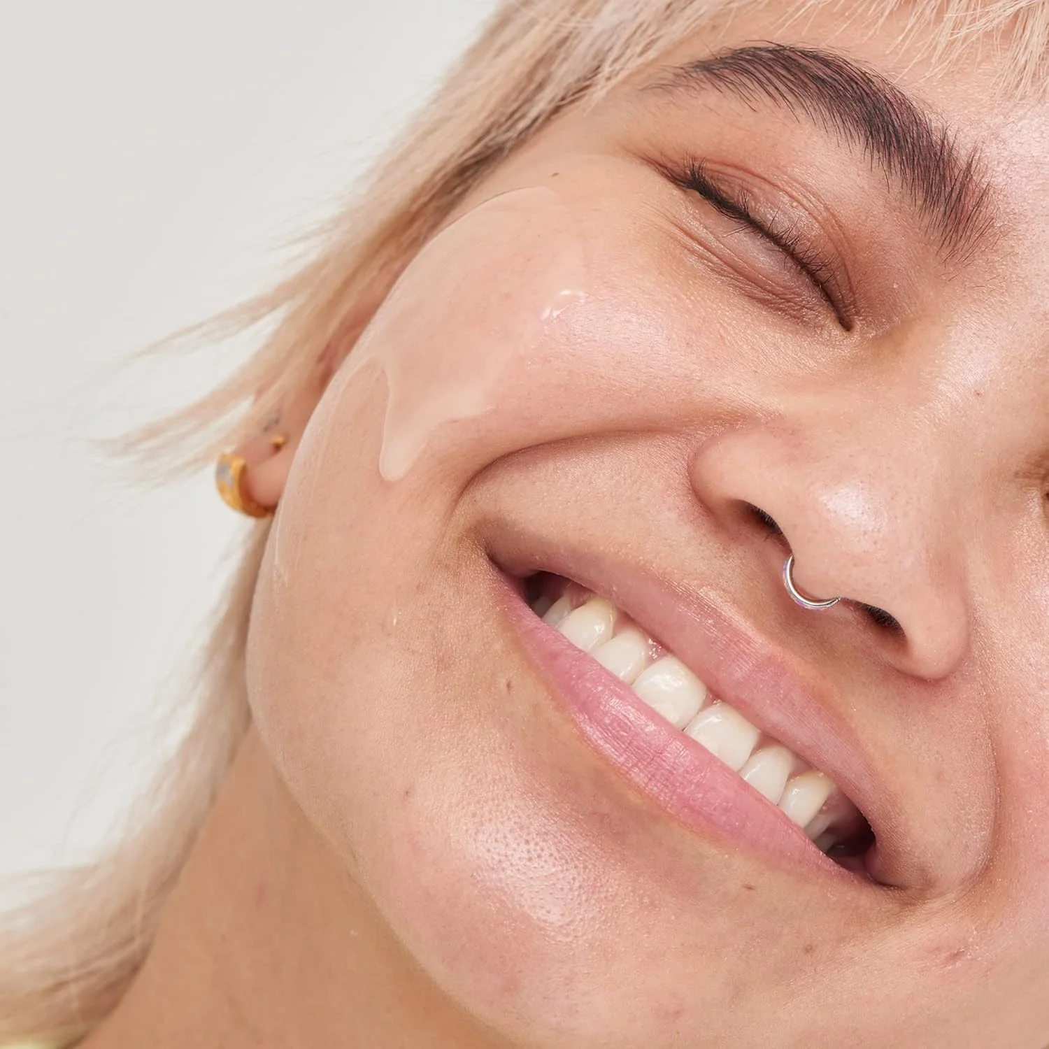 سرم نیاسینامید 10% اینکی لیست، سرم سبک کنترل چربی پوست کمک به کاهش لک و قرمزی پوست، حاوی 1% هیالورونیک اسید آبرسان 30 میلی لیتر