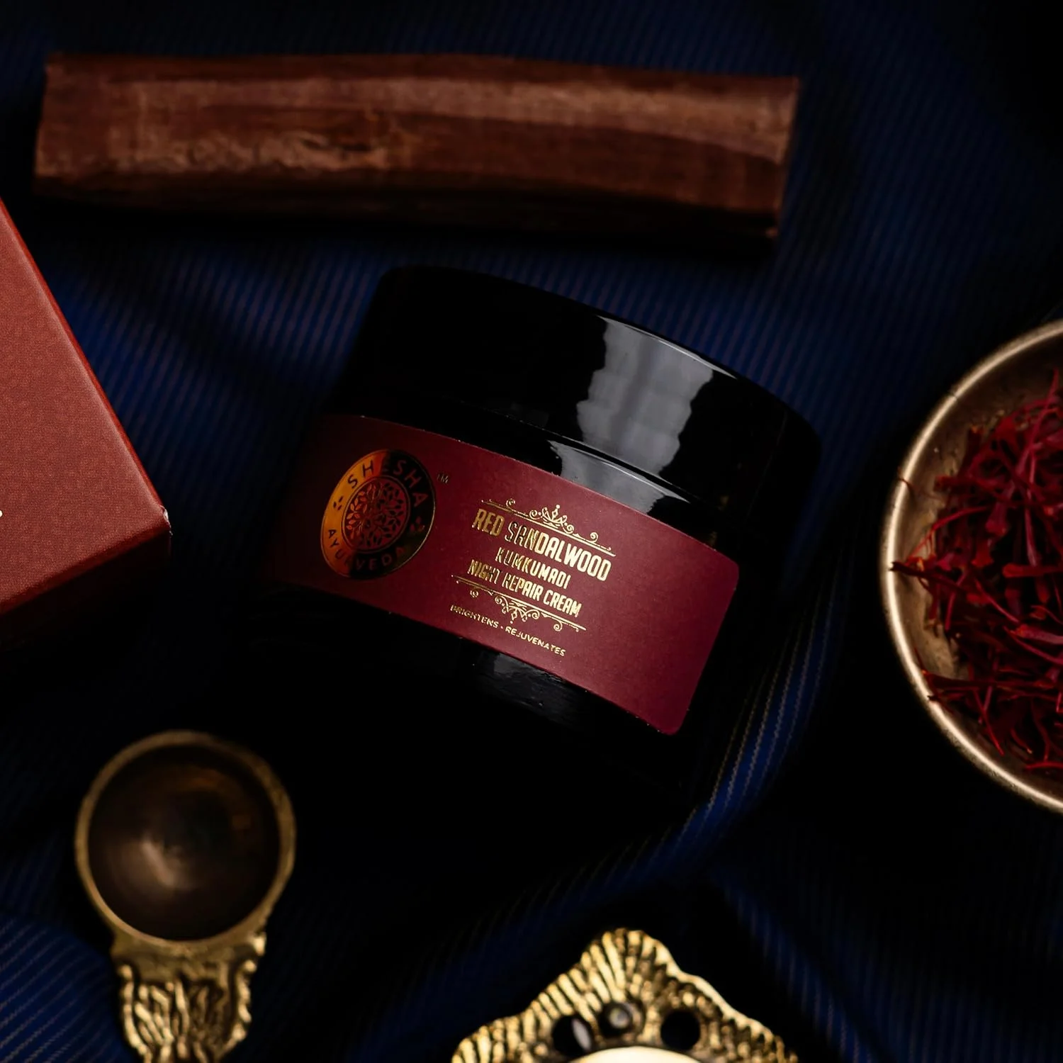 کرم روشن کننده پوست چوب صندل سرخ و ترمیم کننده شب ششا نچرالز آیورودا 50 گرم