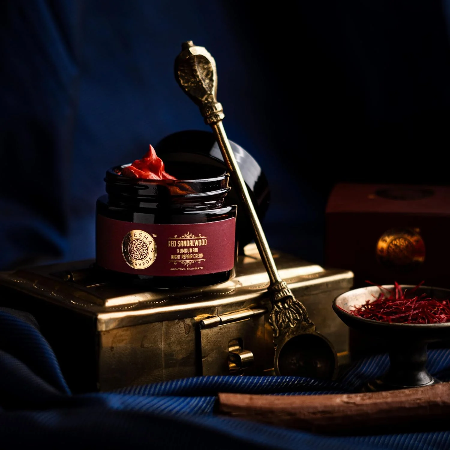 کرم روشن کننده پوست چوب صندل سرخ و ترمیم کننده شب ششا نچرالز آیورودا 50 گرم