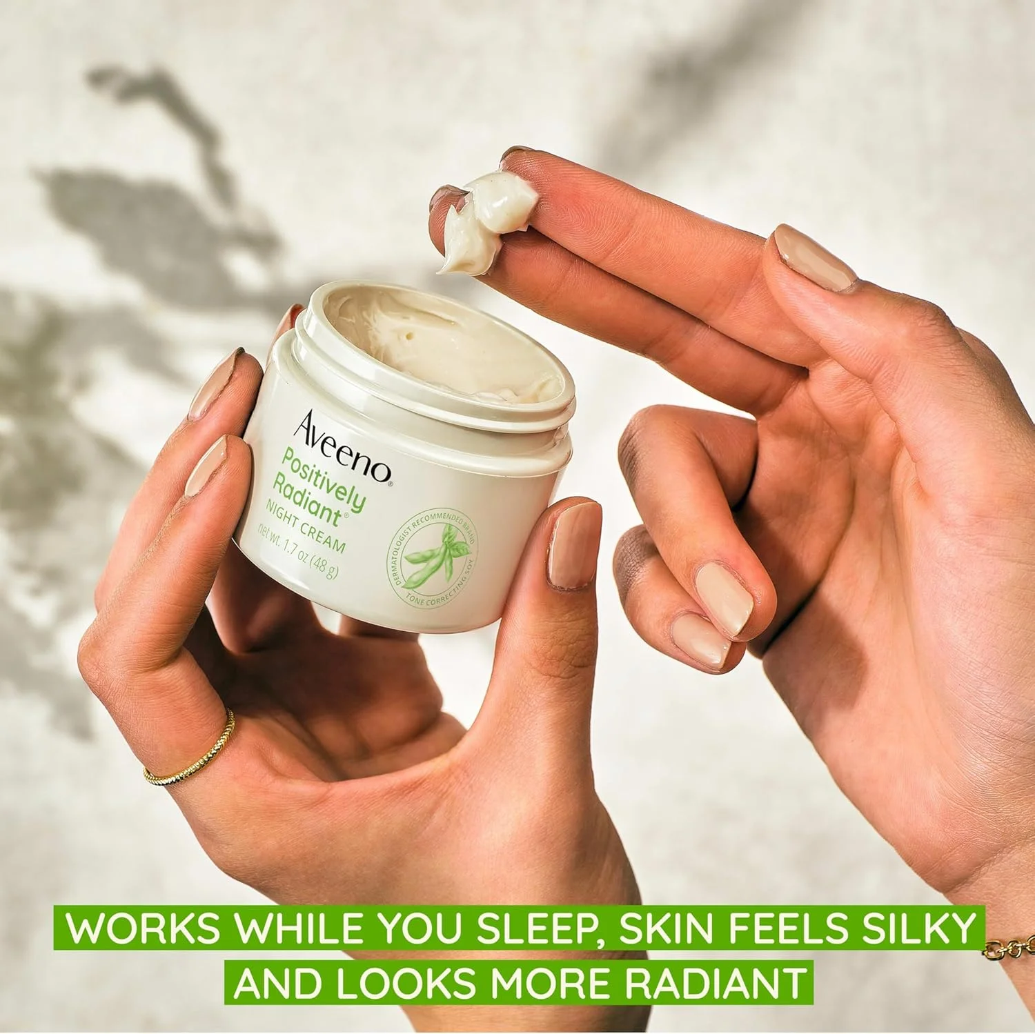 کرم شب مرطوب کننده صورت و گردن Aveeno Positively Radiant حاوی سویا و نیاسینامید، کرم شب مناسب پوست کدر، یکنواخت کننده رنگ و بافت پوست، ضد حساسیت، 50 گرم