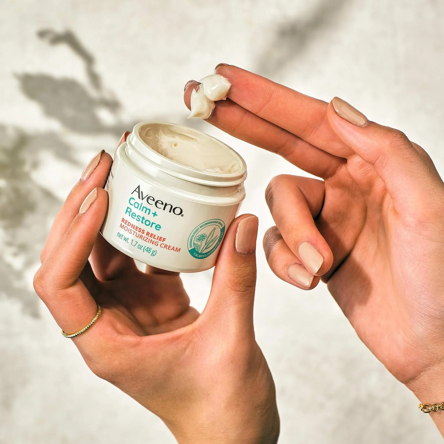 کرم مرطوب کننده و تسکین دهنده قرمزی پوست صورت آوینو Calm + Restore، کرم صورت روزانه برای پوست های حساس، فورا ظاهر قرمزی را آرام و تسکین می دهد، بدون عطر و ضد حساسیت، 50 گرم