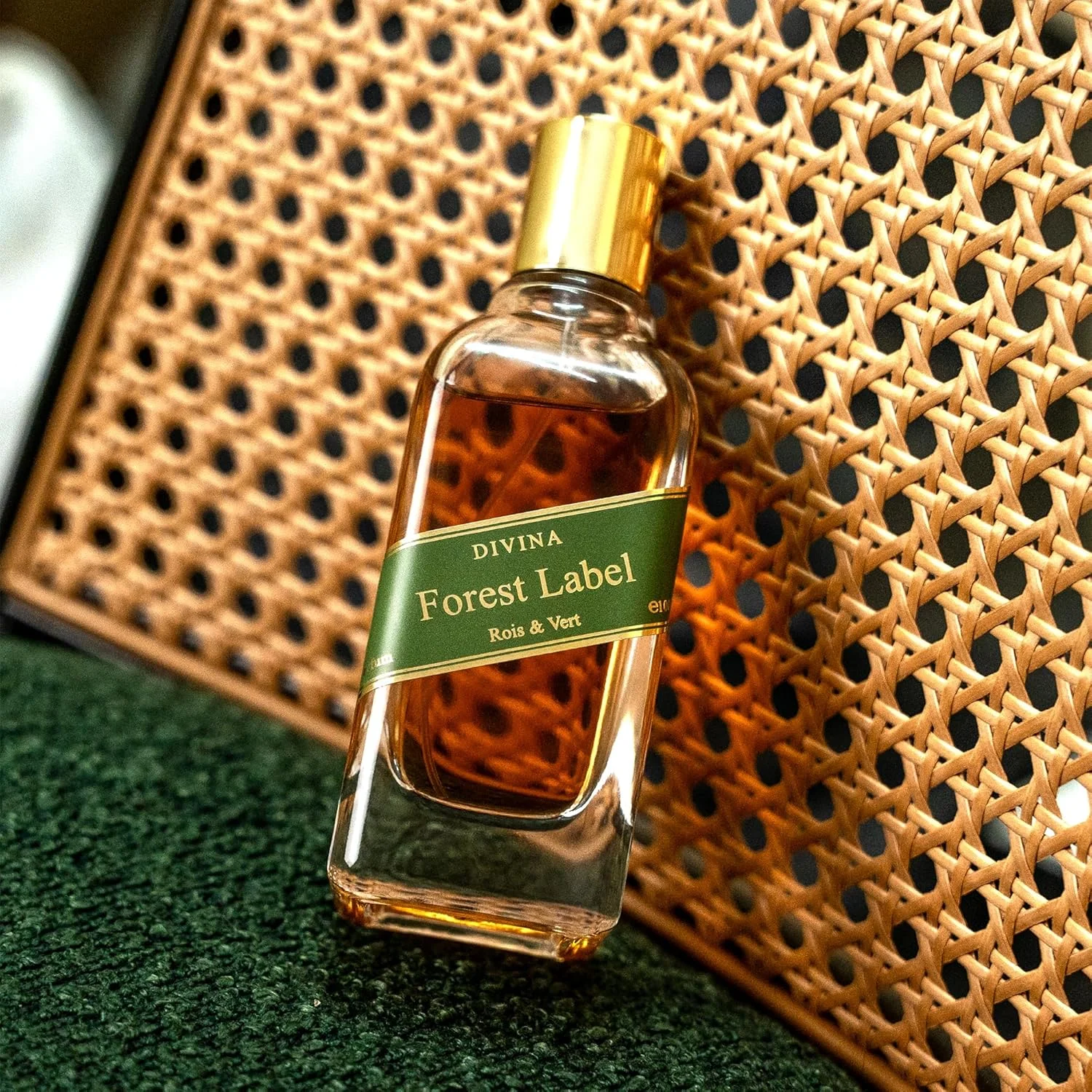 ادو پرفیوم زنانه Forest Label حجم 100 میلی لیتر | عطر ماندگار برای زنان | عطر لوکس عربی با رایحه وانیل، کهربا و گل های سفید | رایحه شیرین و تازه و شیک از Divina Perfumes