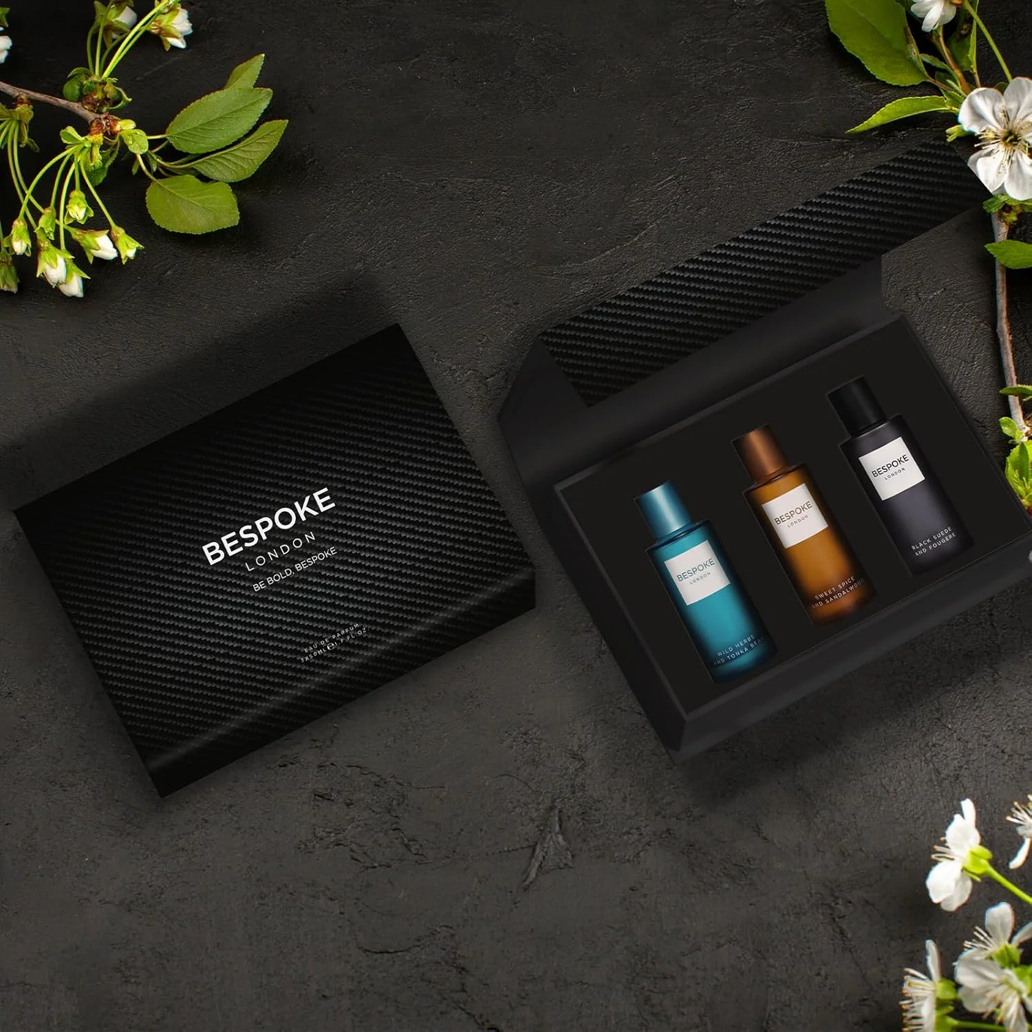 ست هدیه عطر مردانه ممتاز بِسپوک لندن، جیر مشکی، گیاهان وحشی، ادویه شیرین، ادو پرفیوم با رایحه ماندگار - ست مینی عطر مسافرتی، ست هدیه کافره برای مردان (3 x 50ml) ست هدیه عطر مردانه ممتاز بِسپوک لندن، جیر مشکی، گیاهان وحشی، ادویه شیرین، ادو پرفیوم با رایحه ماندگار - ست مینی عطر مسافرتی، ست هدیه کافره برای مردان (3 x 50ml)