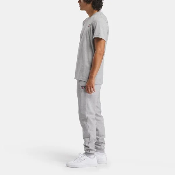 تی شرت مردانه ریباک با لوگوی کوچک مدل Identity، خاکستری طوسی/قرمز وکتور، سایز 2XL