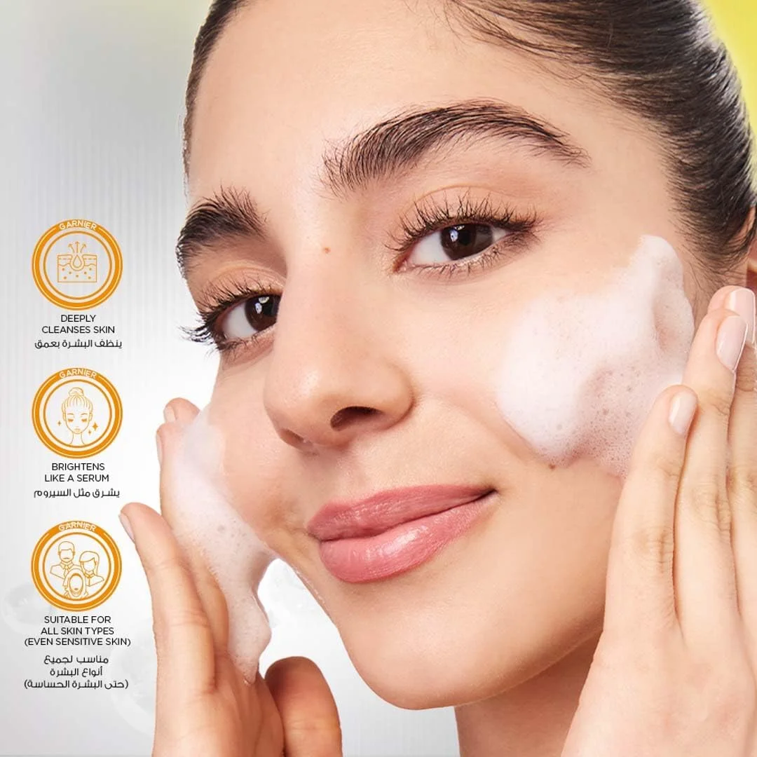 ژل شستشوی صورت روشن کننده سریع پوست Garnier Skinactive حاوی ویتامین C، پاک کننده ملایم صورت برای روشن کردن پوست مانند سرم، مناسب برای انواع پوست، 100 میلی لیتر