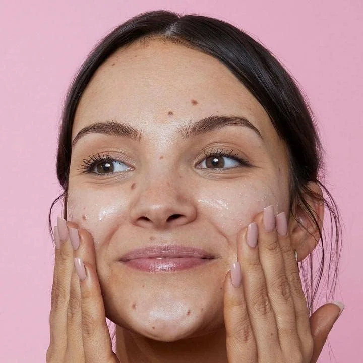 شوینده صورت و شفاف کننده پوست ویتامین C مدل 3 در 1 دیلی دتوکس 350 میلی لیتر