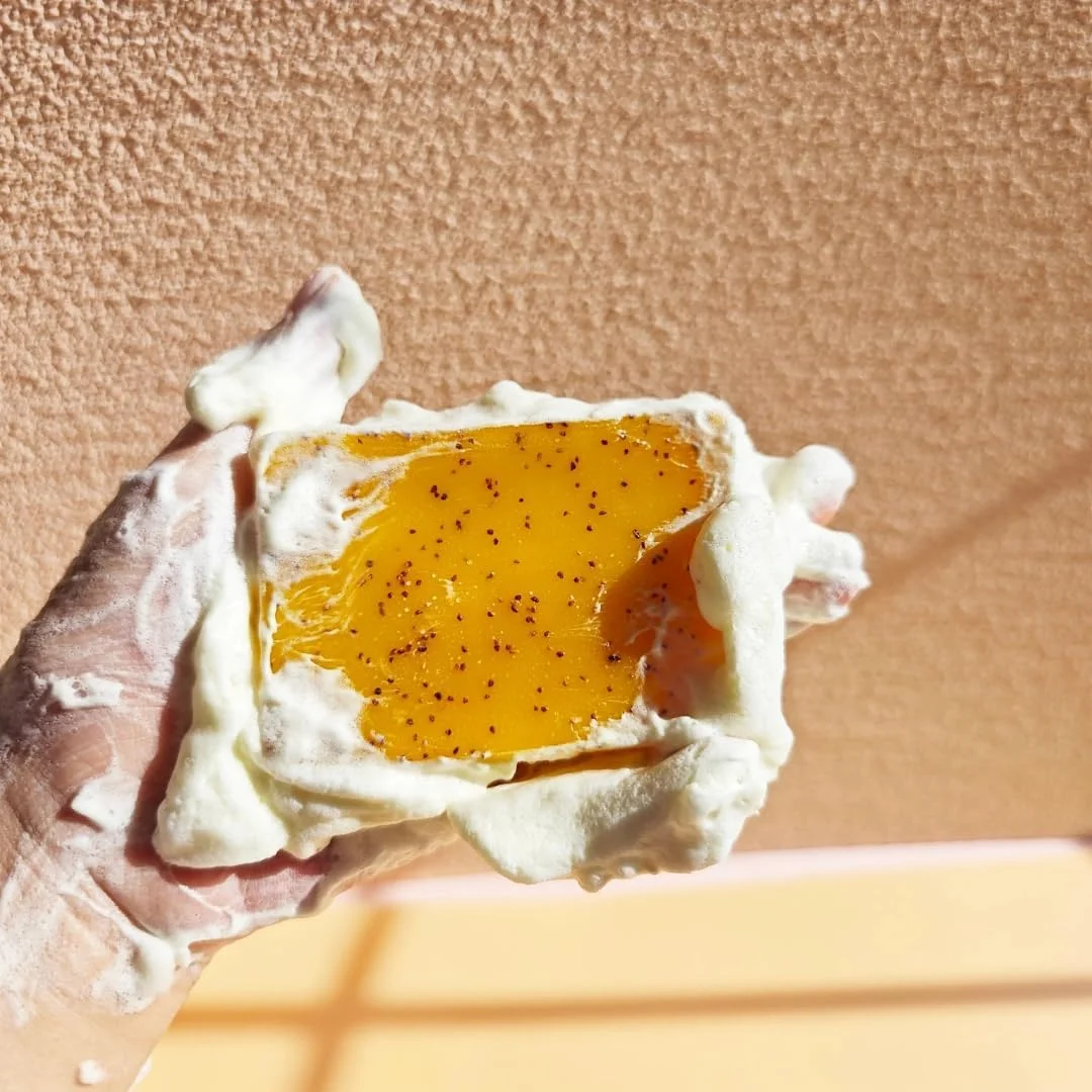 نیکیتا.ویوی 2 عدد صابون اسکراب زردچوبه و کوجیک اسید از بین برنده لک های تیره (2x100 گرم)، صابون های نرم کننده و لایه بردار منافذ زردچوبه و کوجیک اسید برای صورت و بدن، اصلاح کننده لک های تیره و اسکراب پاک کننده عمیق صورت