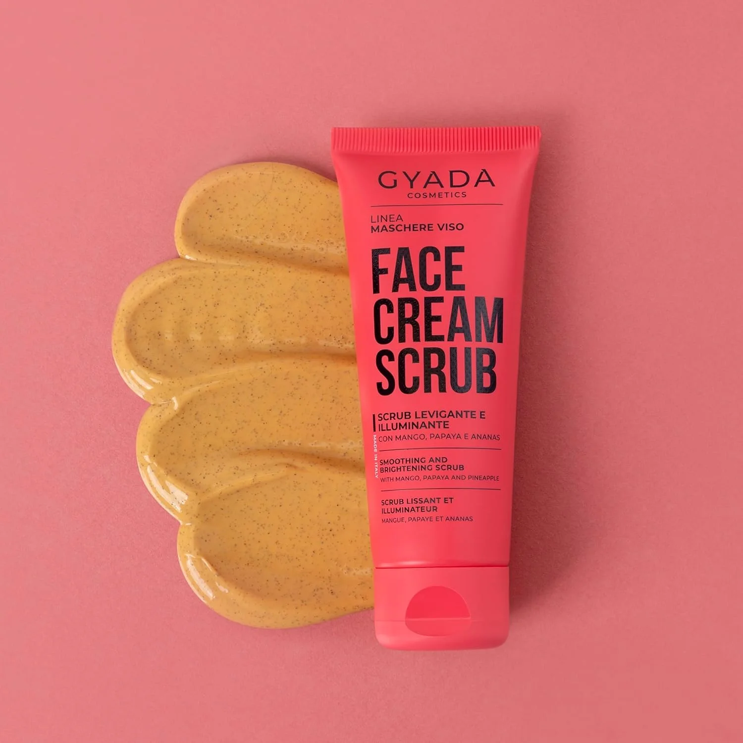 اسکراب صورت صاف کننده و روشن کننده جیادا کازمتیکس، لایه بردار و مرطوب کننده، مناسب انواع پوست، فرمول انبه، پاپایا و آناناس، رنگ طلایی، حاوی شی باتر، 75 میلی لیتر