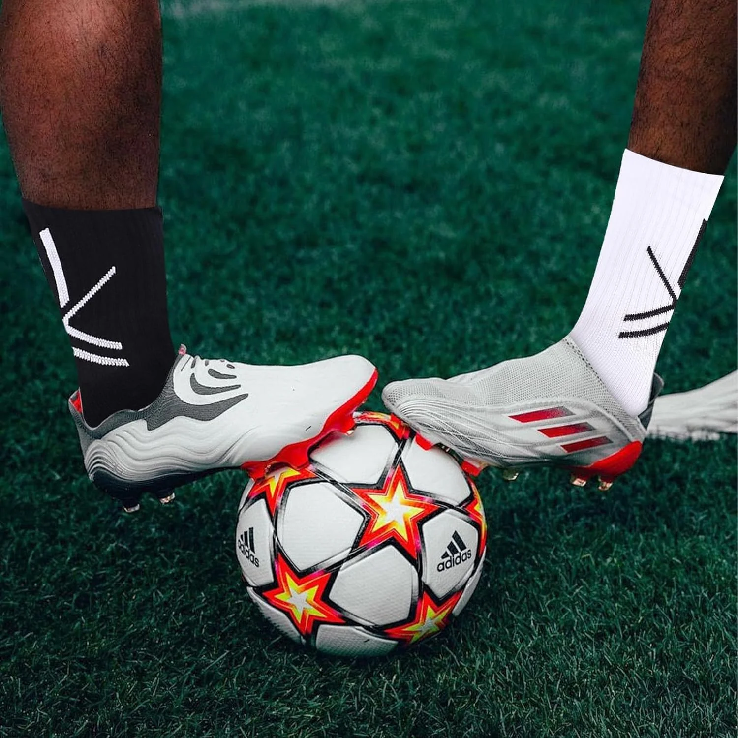 جوراب های چسبنده فوتبال مردانه ضد لغزش، جوراب های ورزشی مشکی و سفید با پدهای نقطه ای سیلیکونی برای بسکتبال، فوتبال، پیاده روی، یوگا، دویدن، 2 جفت