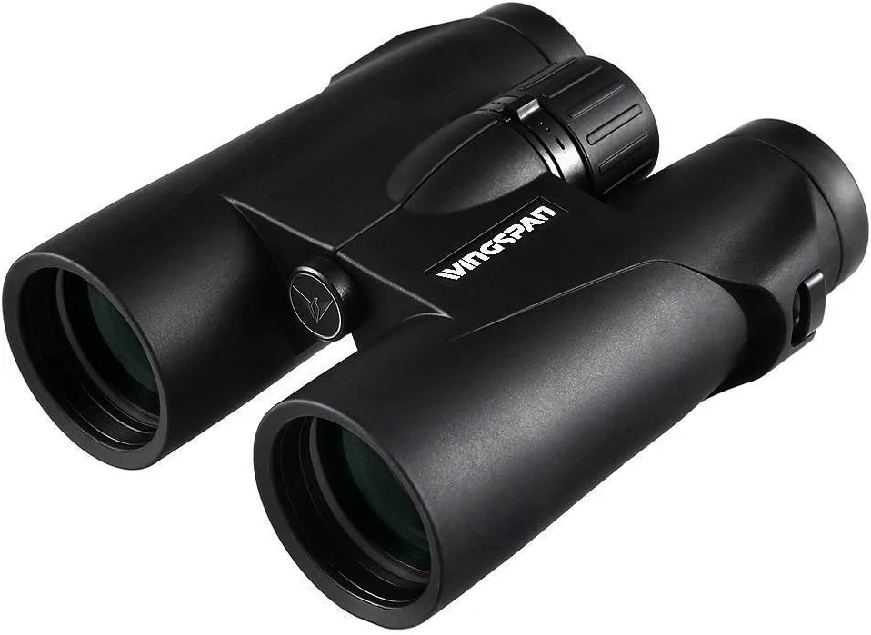 دوربین شکاری حرفه ای Wingspan Optics WideViews HD 8X42 برای تماشای پرندگان. میدان دید فوق العاده عریض برای روشن ترین و واضح ترین جزئیات. فوکوس نزدیک برای نماهای نزدیکتر. کیفیت HD با قیمت مناسب