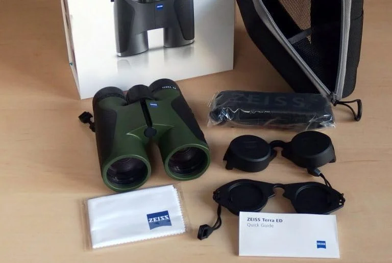 دوربین شکاری زایس 10x42 Terra ED (سبز) به همراه کیت تمیز کننده دوربین شکاری زایس 10x42 Terra ED (سبز) به همراه کیت تمیز کننده