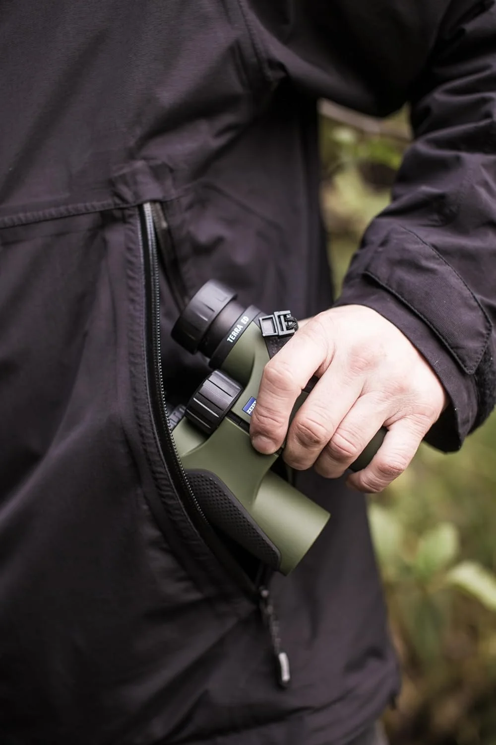 دوربین دوچشمی زایس Terra ED 8x42 ضدآب، با فوکوس سریع و شیشه پوشش‌داده‌شده برای وضوح مطلوب در همه شرایط آب و هوایی برای تماشای پرندگان، شکار، گشت و گذار، سبز