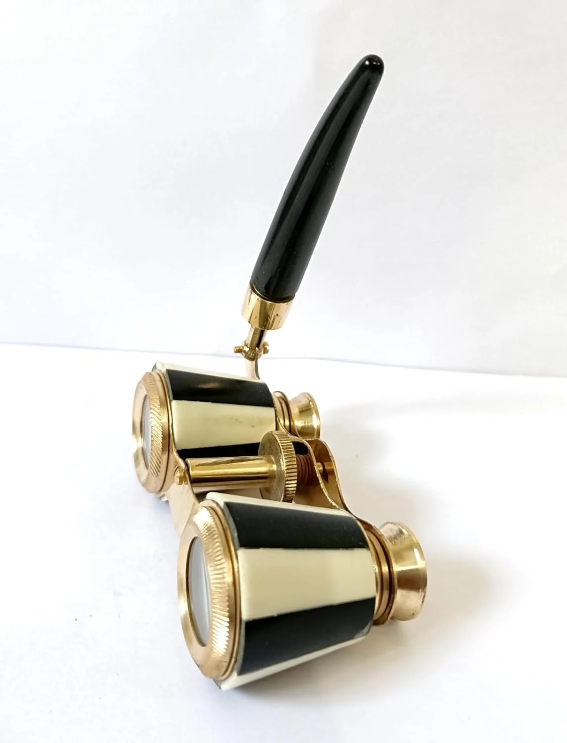 دوربین تئاتر به سبک قدیمی، رنگ طلایی با جزئیات مشکی، دسته تاشو دوربین تئاتر به سبک قدیمی، رنگ طلایی با جزئیات مشکی، دسته تاشو