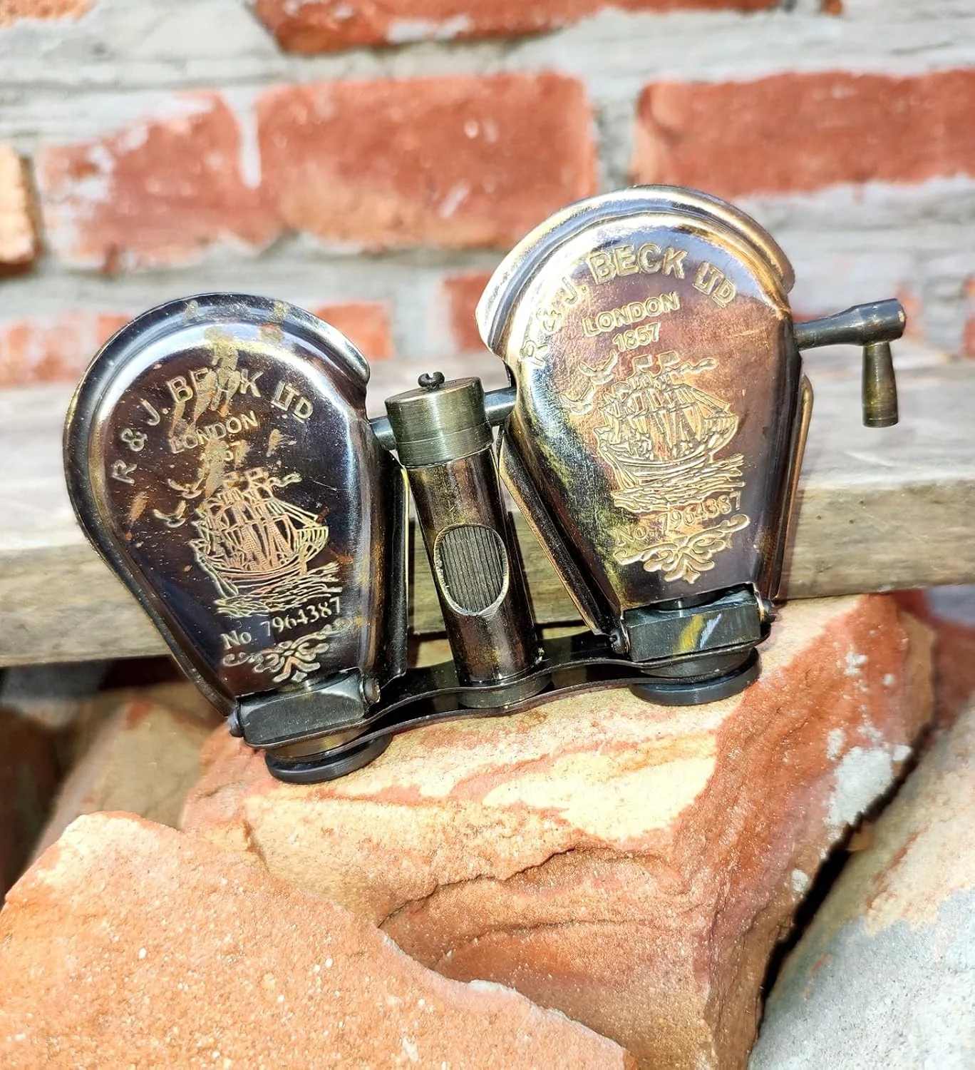 دوربین تئاتر عتیقه R. & J. Beck Ltd لندن، فلز مشکی، حکاکی تزئینی کشتی، طراحی تاشو