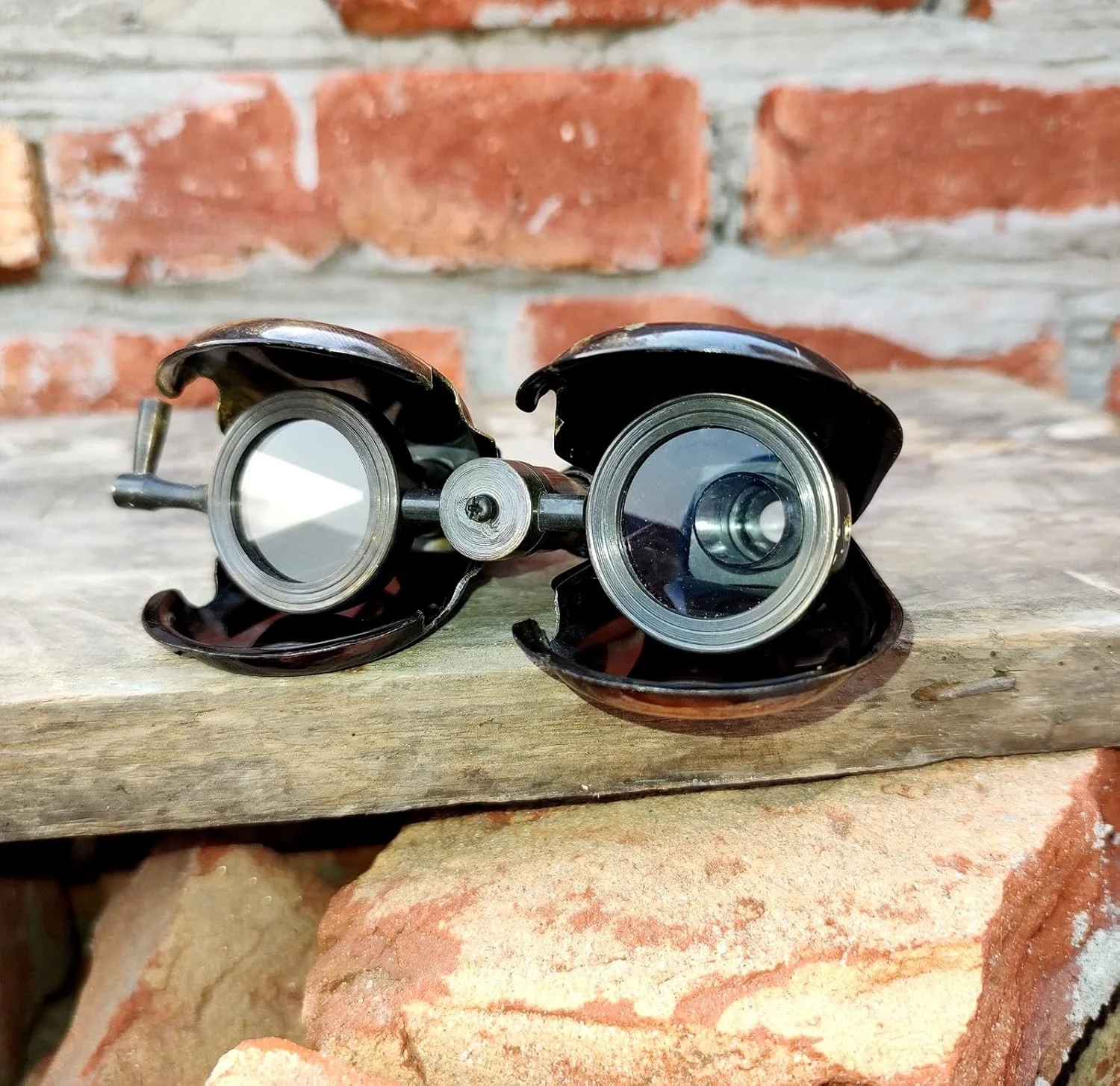 دوربین تئاتر عتیقه R. & J. Beck Ltd لندن، فلز مشکی، حکاکی تزئینی کشتی، طراحی تاشو