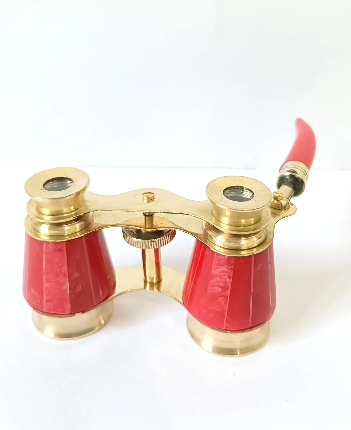 دوربین تئاتر سبک قدیمی، قرمز و طلایی، دوربین شکاری تئاتر با دسته دوربین تئاتر سبک قدیمی، قرمز و طلایی، دوربین شکاری تئاتر با دسته