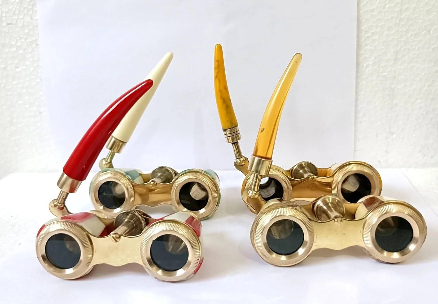 دوربین تئاتر قدیمی با دسته، طراحی برنجی و میناکاری شده، مجموعه دوربین دوچشمی تئاتر، قرمز زرد سبز