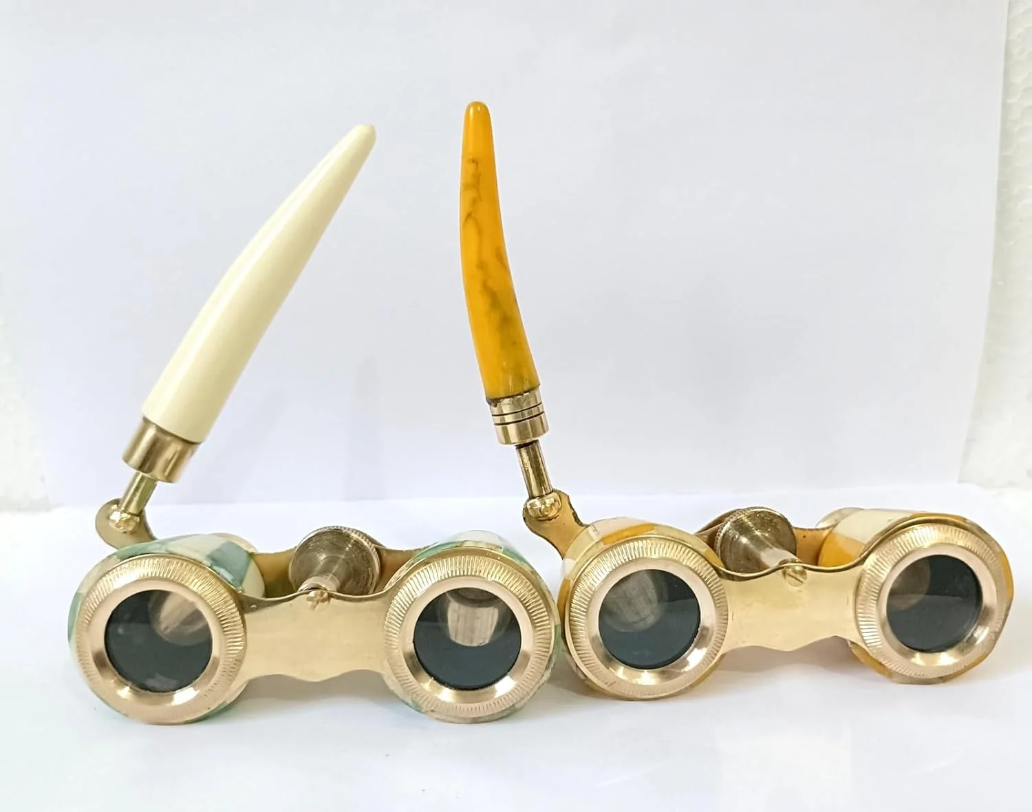 دوربین تئاتر قدیمی با دسته، طراحی برنجی و میناکاری شده، مجموعه دوربین دوچشمی تئاتر، قرمز زرد سبز دوربین تئاتر قدیمی با دسته، طراحی برنجی و میناکاری شده، مجموعه دوربین دوچشمی تئاتر، قرمز زرد سبز