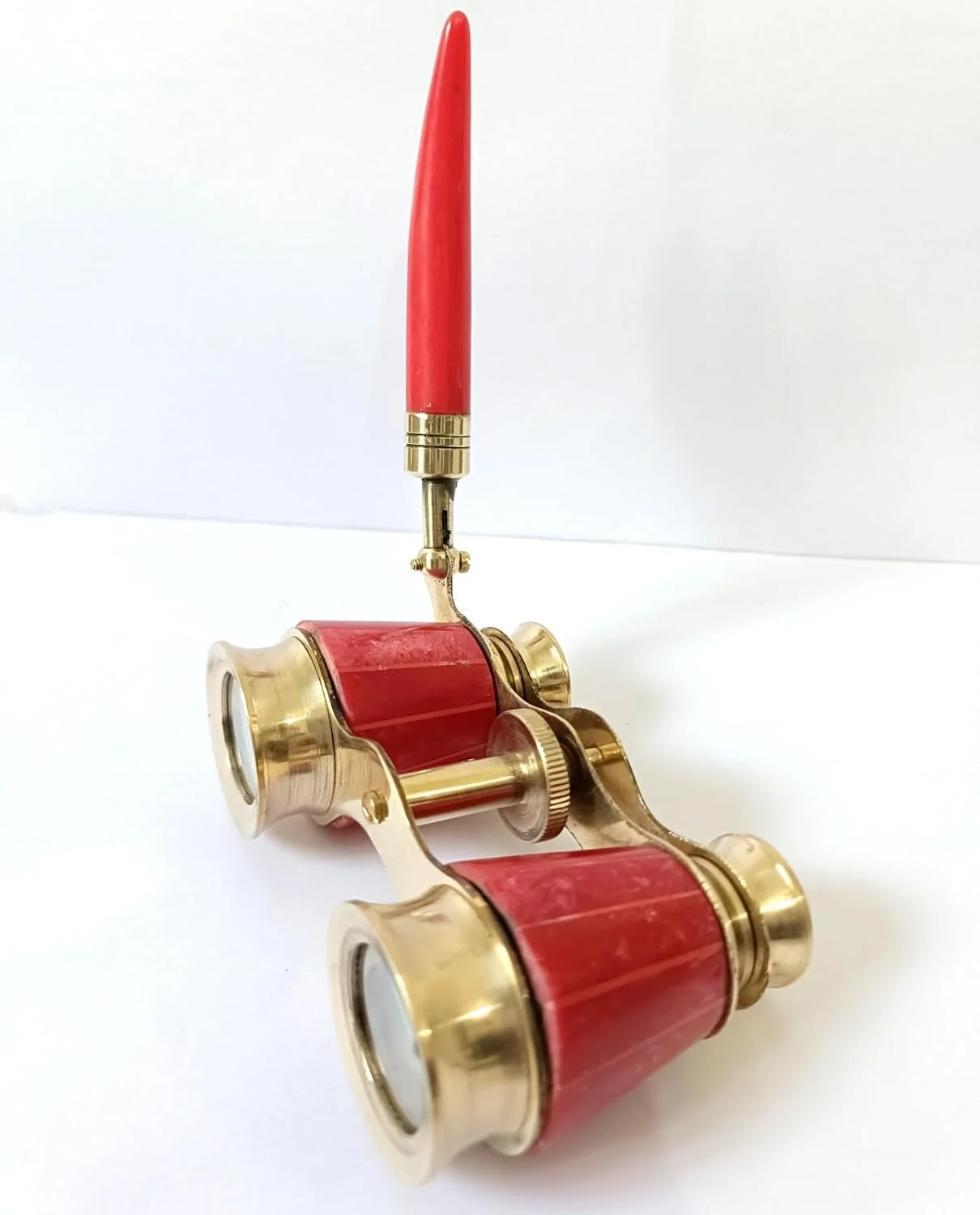 دوربین تئاتر سبک قدیمی، قرمز و طلایی، دوربین شکاری تئاتر با دسته دوربین تئاتر سبک قدیمی، قرمز و طلایی، دوربین شکاری تئاتر با دسته