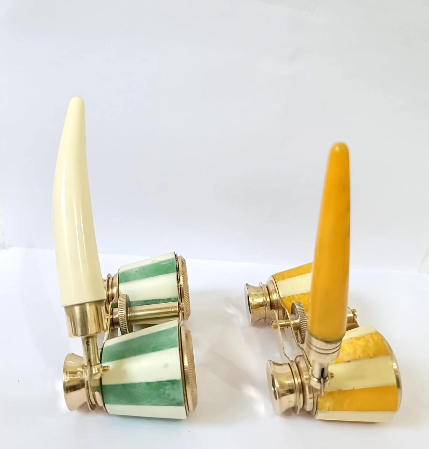 دوربین تئاتر قدیمی با دسته، طراحی برنجی و میناکاری شده، مجموعه دوربین دوچشمی تئاتر، قرمز زرد سبز دوربین تئاتر قدیمی با دسته، طراحی برنجی و میناکاری شده، مجموعه دوربین دوچشمی تئاتر، قرمز زرد سبز