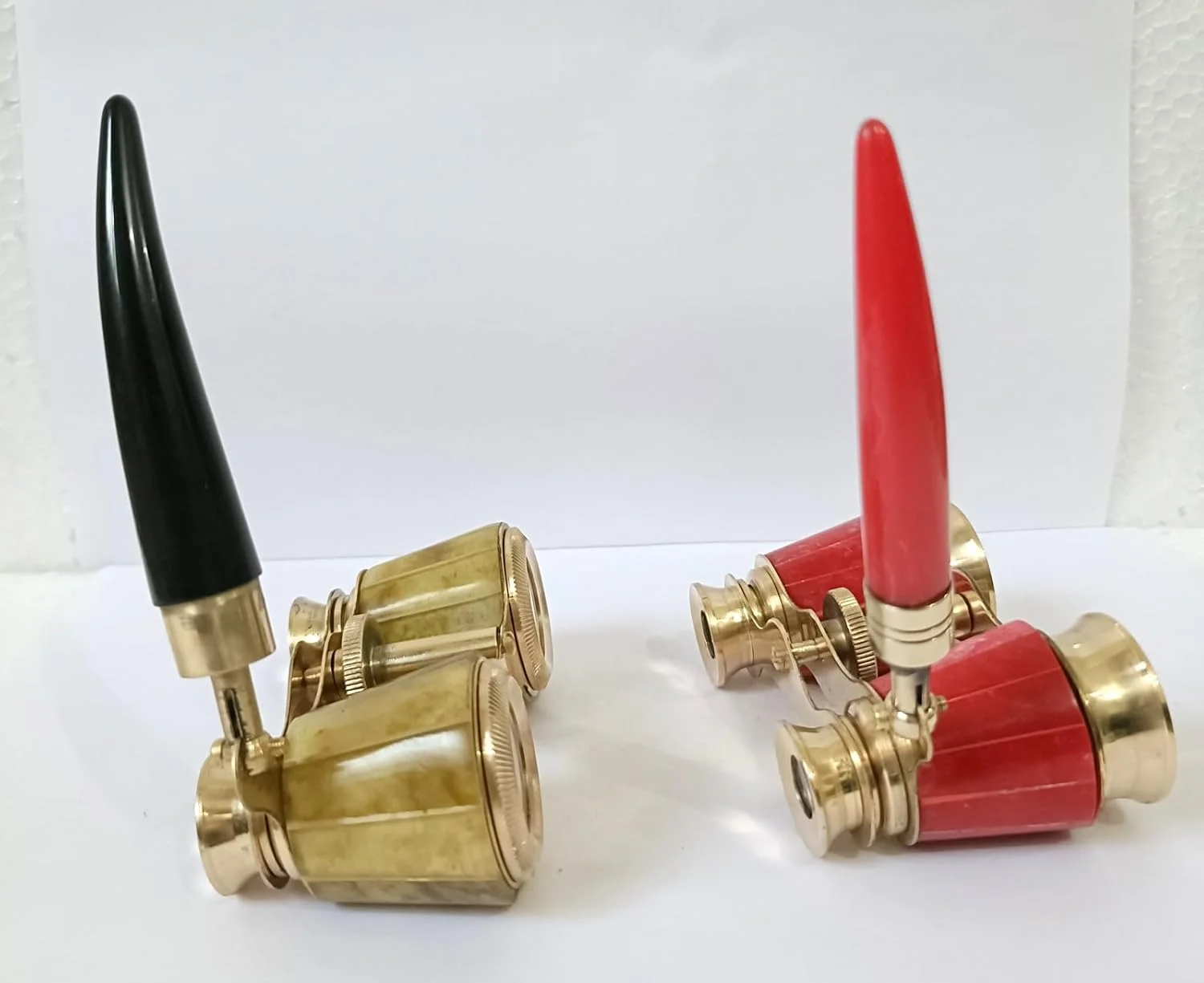 دوربین تئاتر برنجی قدیمی با روکش قرمز و طلایی، دوربین شکاری تئاتر با دسته قابل افزایش دوربین تئاتر برنجی قدیمی با روکش قرمز و طلایی، دوربین شکاری تئاتر با دسته قابل افزایش