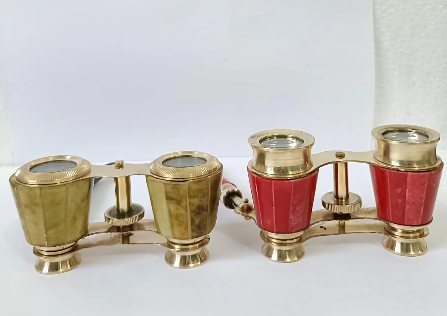 دوربین تئاتر برنجی قدیمی با روکش قرمز و طلایی، دوربین شکاری تئاتر با دسته قابل افزایش دوربین تئاتر برنجی قدیمی با روکش قرمز و طلایی، دوربین شکاری تئاتر با دسته قابل افزایش