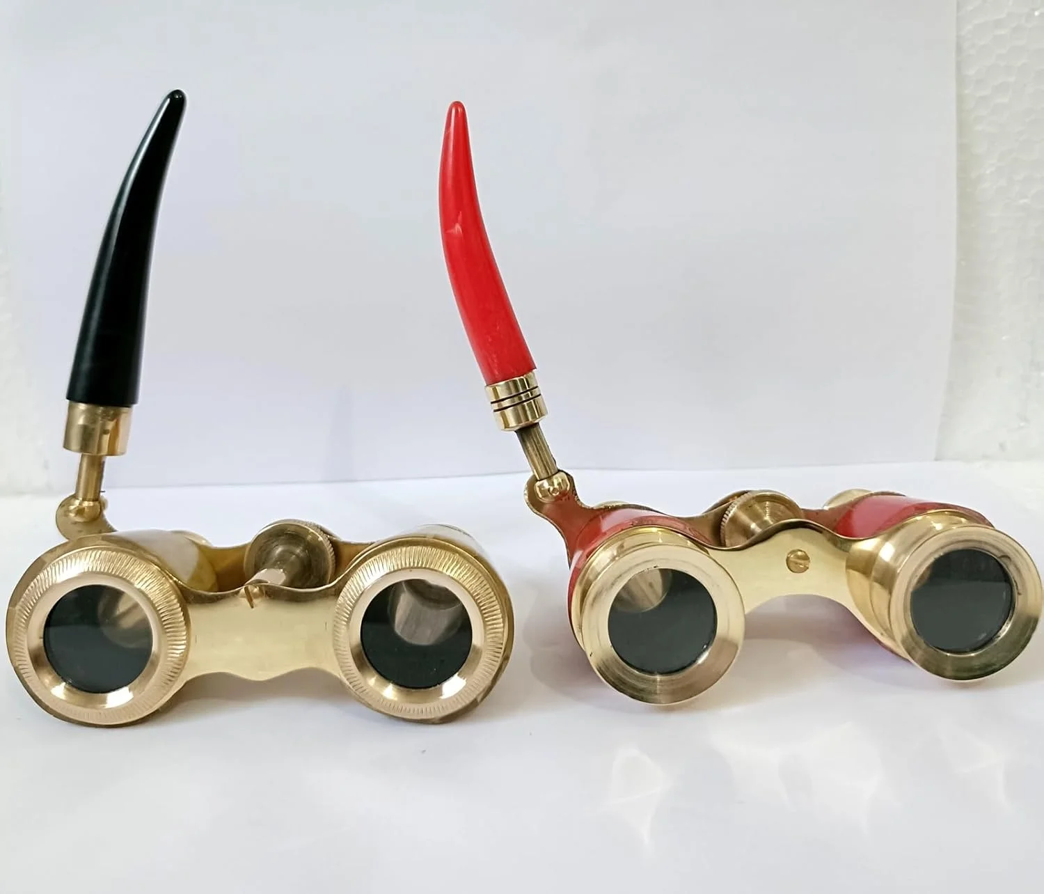 دوربین تئاتر برنجی قدیمی با روکش قرمز و طلایی، دوربین شکاری تئاتر با دسته قابل افزایش دوربین تئاتر برنجی قدیمی با روکش قرمز و طلایی، دوربین شکاری تئاتر با دسته قابل افزایش