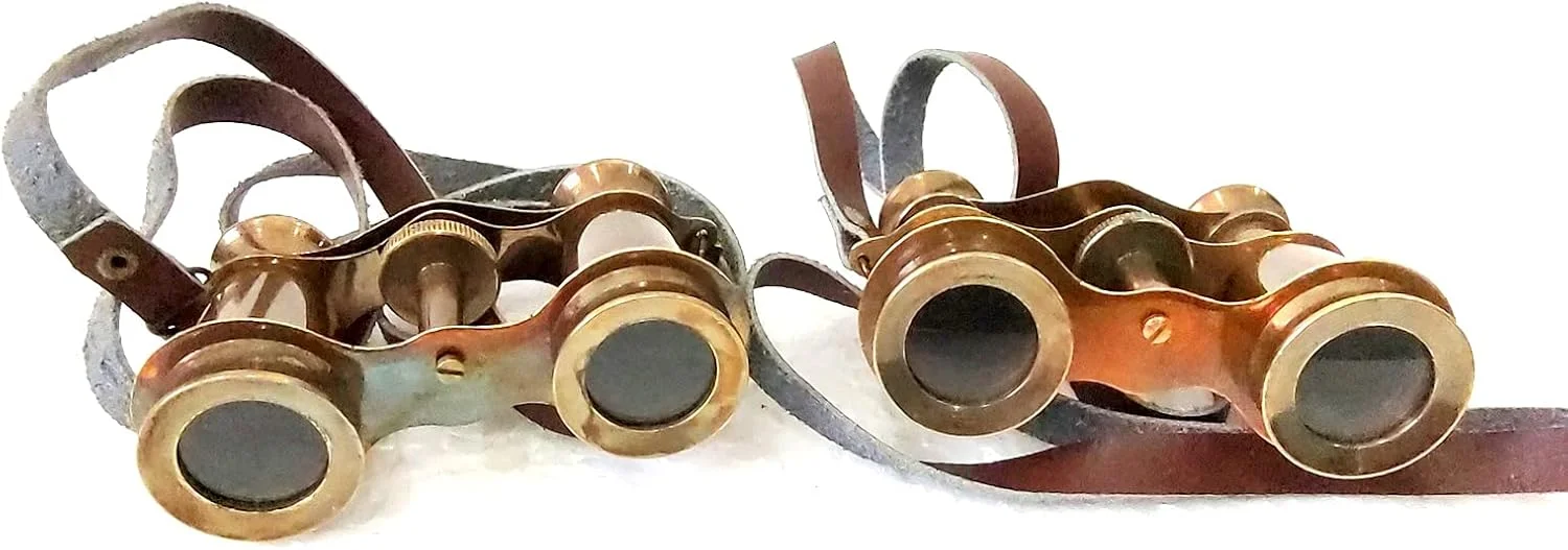 دوربین تئاتر برنجی قدیمی، دوربین شکاری عتیقه تئاتر با بند چرمی، رنگ طلایی، طراحی تاشو