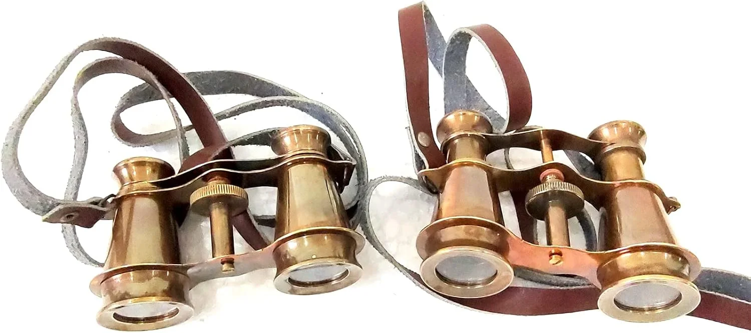 دوربین تئاتر برنجی قدیمی، دوربین شکاری عتیقه تئاتر با بند چرمی، رنگ طلایی، طراحی تاشو دوربین تئاتر برنجی قدیمی، دوربین شکاری عتیقه تئاتر با بند چرمی، رنگ طلایی، طراحی تاشو