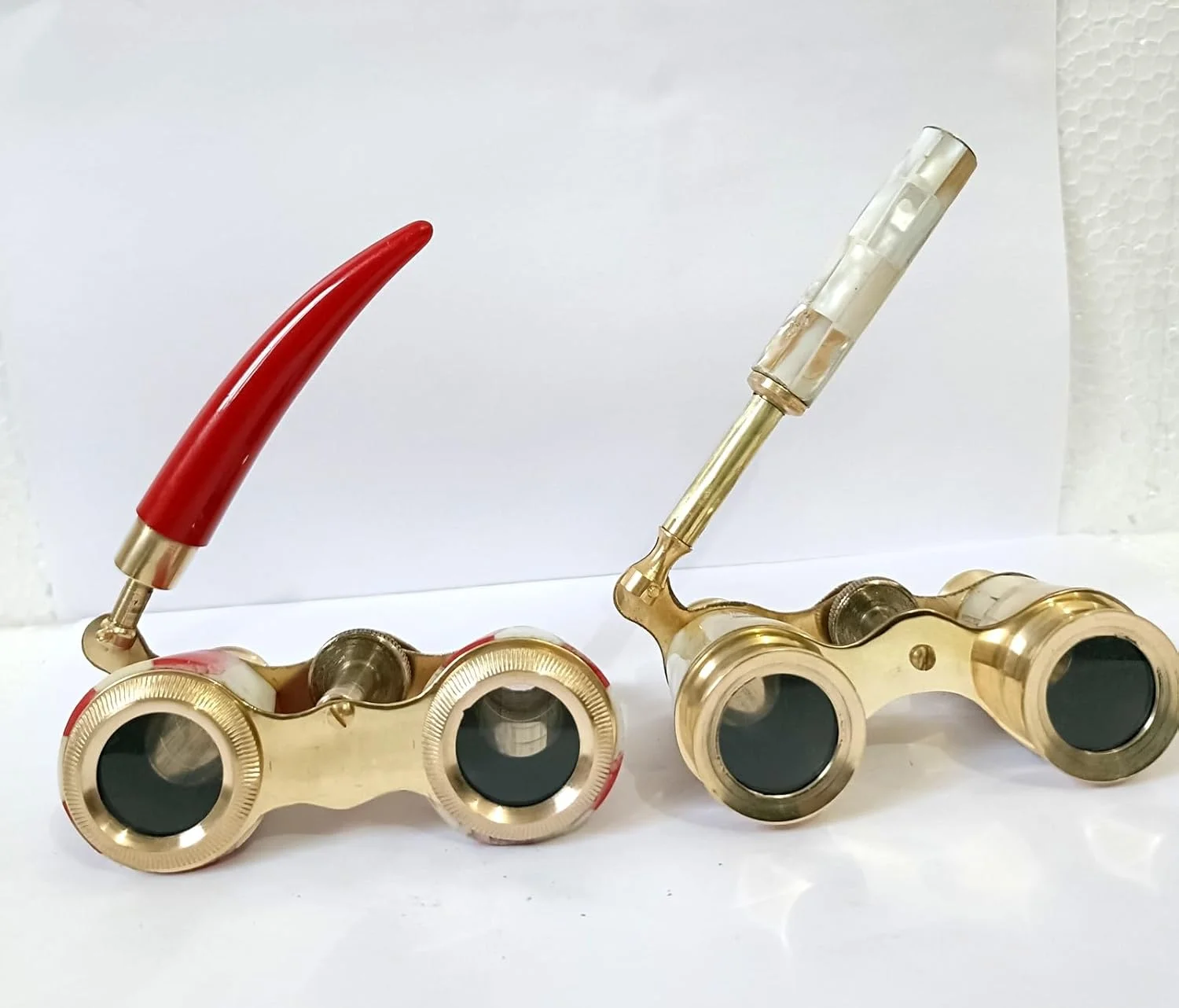 دوربین تئاتر قدیمی، برنجی و میناکاری شده، رنگ های قرمز و طلایی